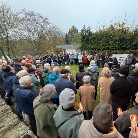 Feierstunde zum Gang des Gedenkens von der Kirche St. Michael in Hennef-Geistingen zur ehemaligen Synagoge an der Bergstraße.