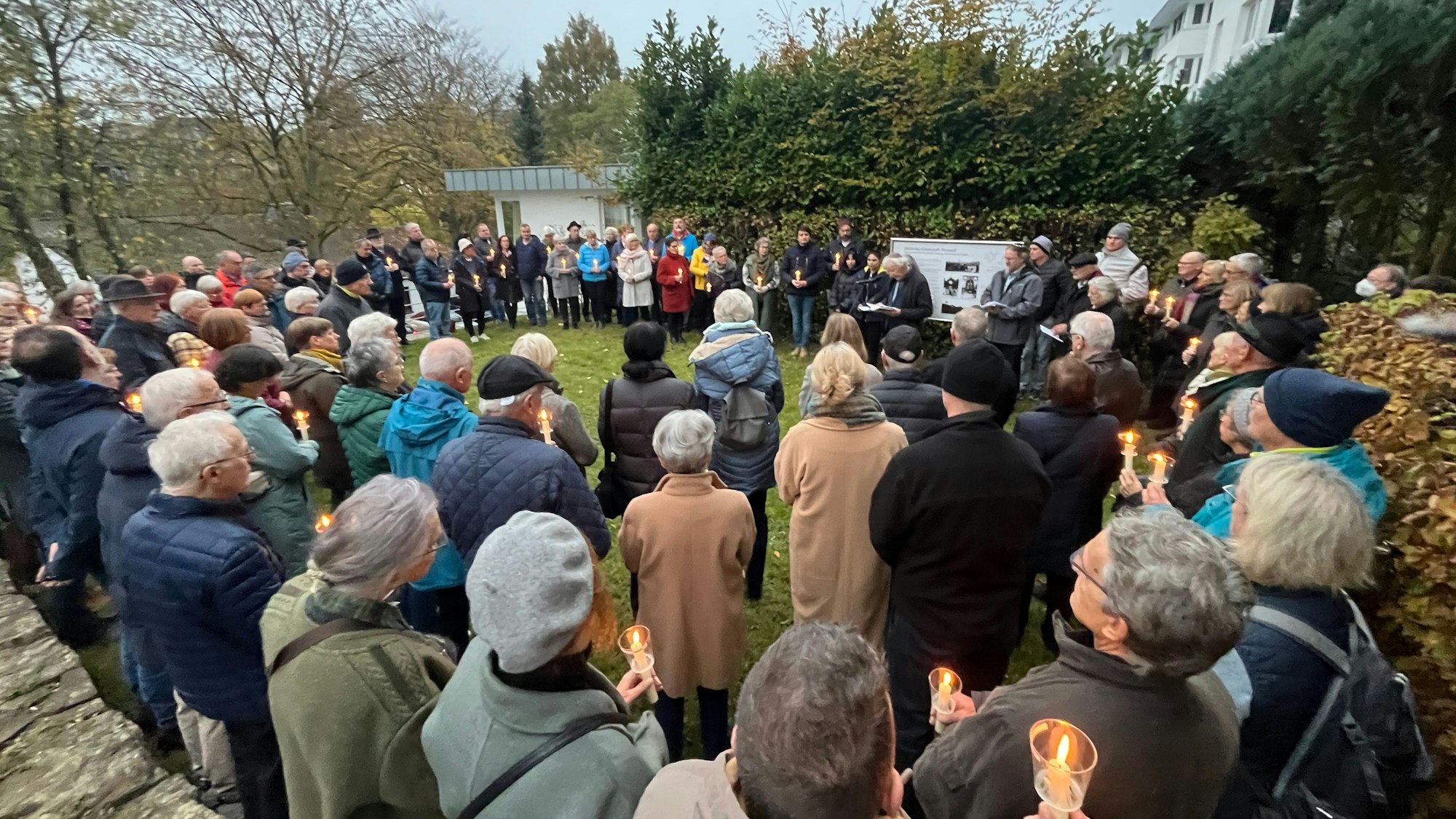 Feierstunde zum Gang des Gedenkens von der Kirche St. Michael in Hennef-Geistingen zur ehemaligen Synagoge an der Bergstraße.