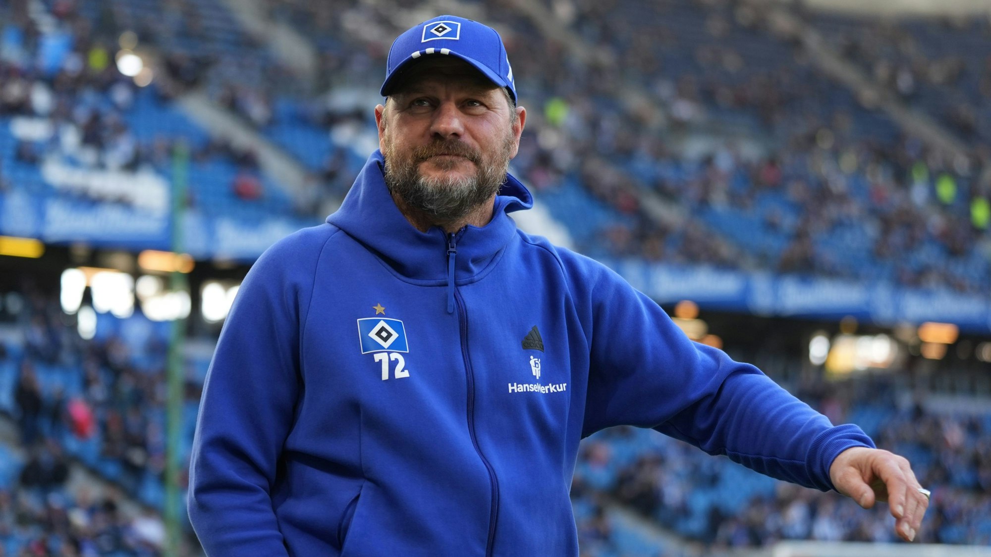 03.11.2024, Hamburg: Fußball: 2. Bundesliga, 11. Spieltag, Hamburger SV - 1. FC Nürnberg, im Volksparkstadion Hamburgs Trainer Steffen Baumgart steht vor Spielbeginn am Spielfeldrand.