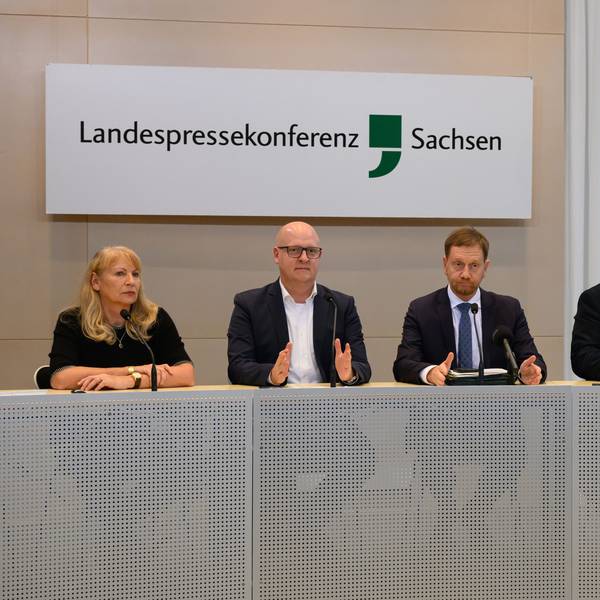 06.11.2024, Sachsen, Dresden: Petra Köpping (SPD, l-r), Sozialministerin von Sachsen, Henning Homann, Co-Vorsitzender der SPD in Sachsen, Michael Kretschmer (CDU), Ministerpräsident von Sachsen, und Christian Hartmann (CDU), Fraktionsvorsitzender im Sächsischen Landtag, sitzen während einer Pressekonferenz im Sächsischen Landtag auf dem Podium.