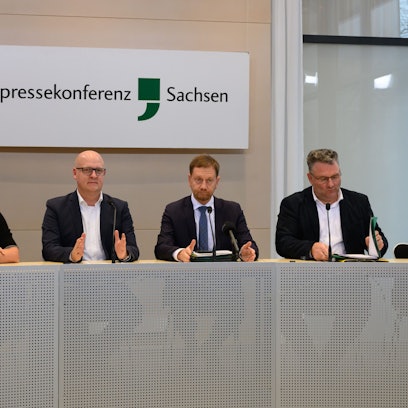 06.11.2024, Sachsen, Dresden: Petra Köpping (SPD, l-r), Sozialministerin von Sachsen, Henning Homann, Co-Vorsitzender der SPD in Sachsen, Michael Kretschmer (CDU), Ministerpräsident von Sachsen, und Christian Hartmann (CDU), Fraktionsvorsitzender im Sächsischen Landtag, sitzen während einer Pressekonferenz im Sächsischen Landtag auf dem Podium.