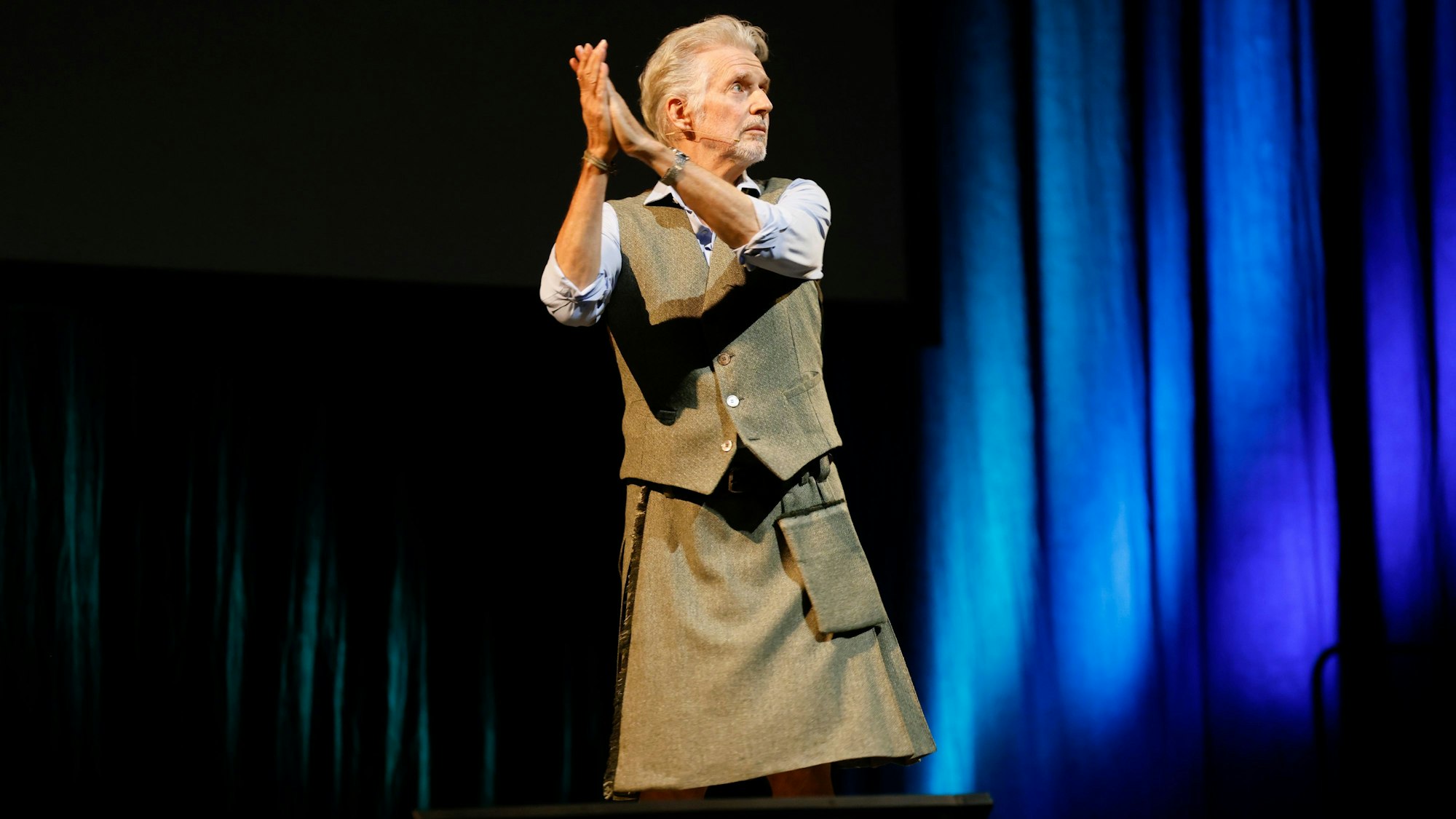Autor Frank Schätzing im Kilt bei seiner Show auf der lit.Cologne im E-Werk.