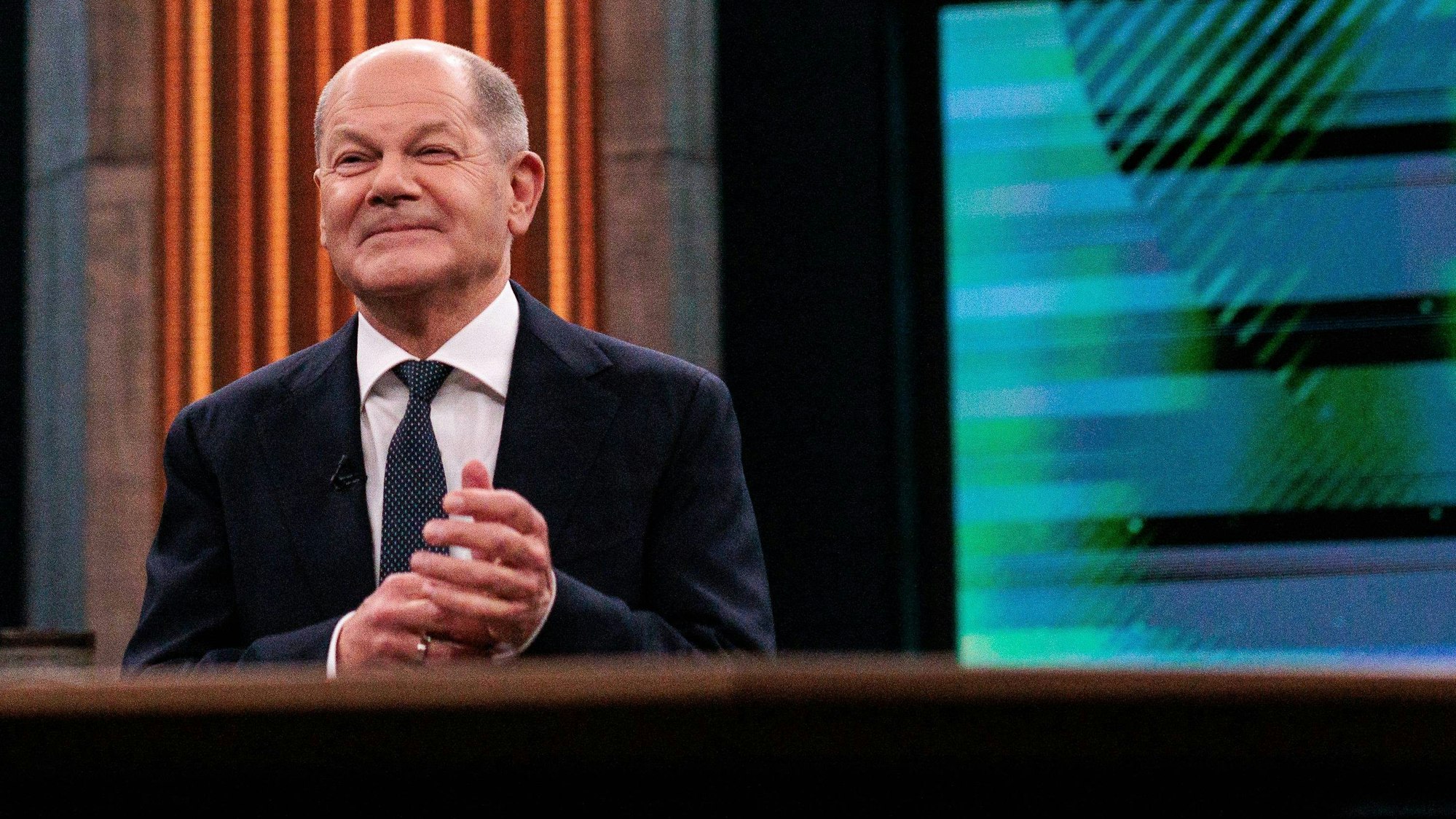 Bundeskanzler Olaf Scholz (SPD) sitzt vor Beginn des Liveinterviews im Fernsehstudio der ARD-Sendung «Caren Miosga».