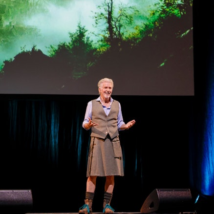 Frank Schätzing steht im Kilt auf der Bühne im Kölner E-Werk.