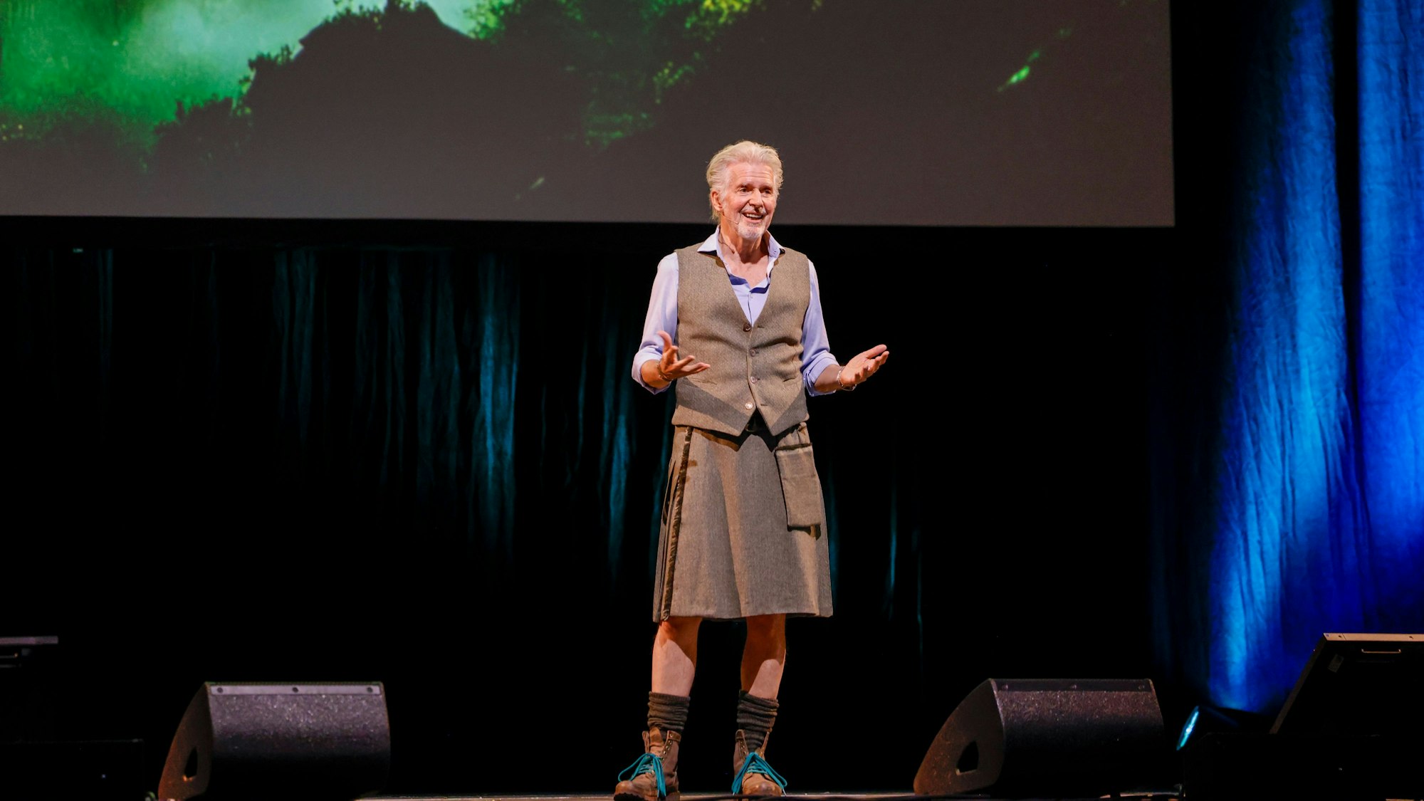 Frank Schätzing steht im Kilt auf der Bühne im Kölner E-Werk.