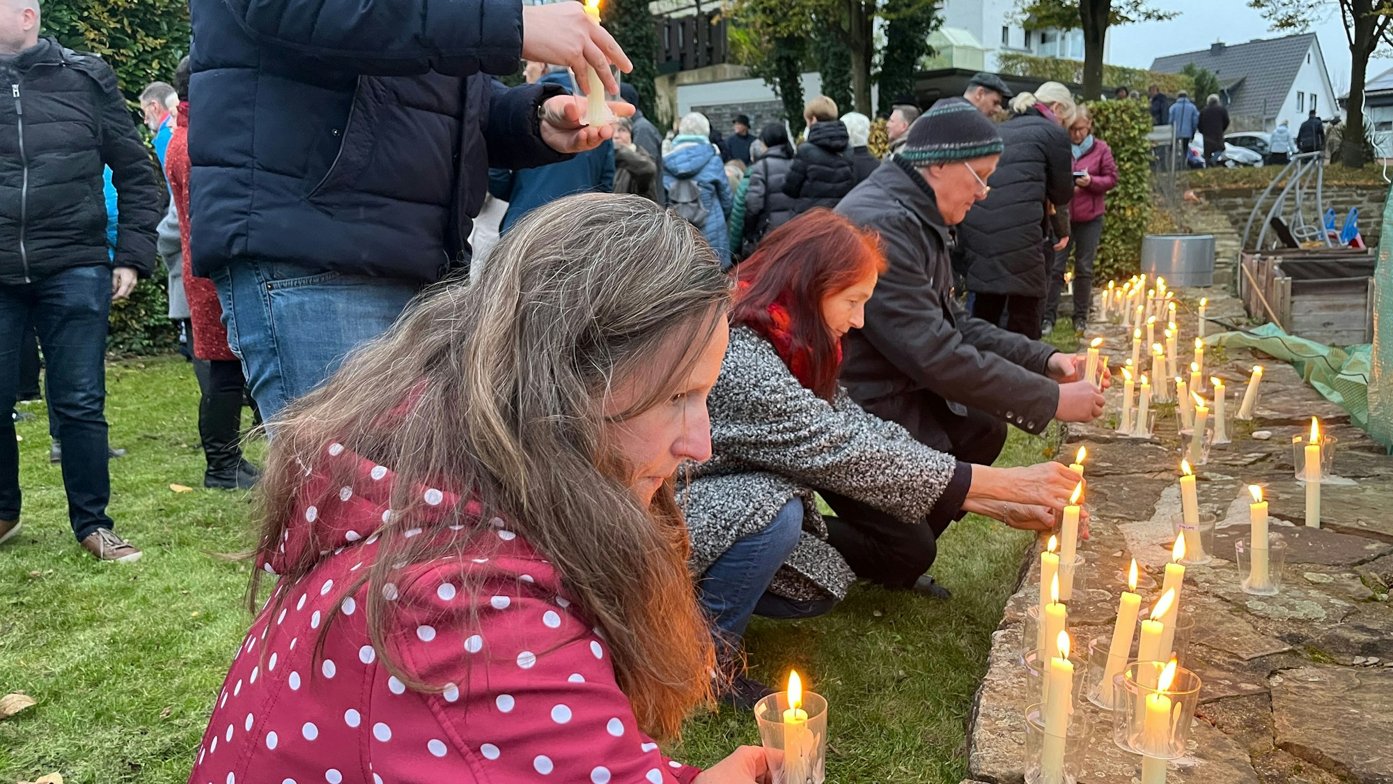 Feierstunde zum Gang des Gedenkens von der Kirche St. Michael in Hennef-Geistingen zur ehemaligen Synagoge an der Bergstraße.
