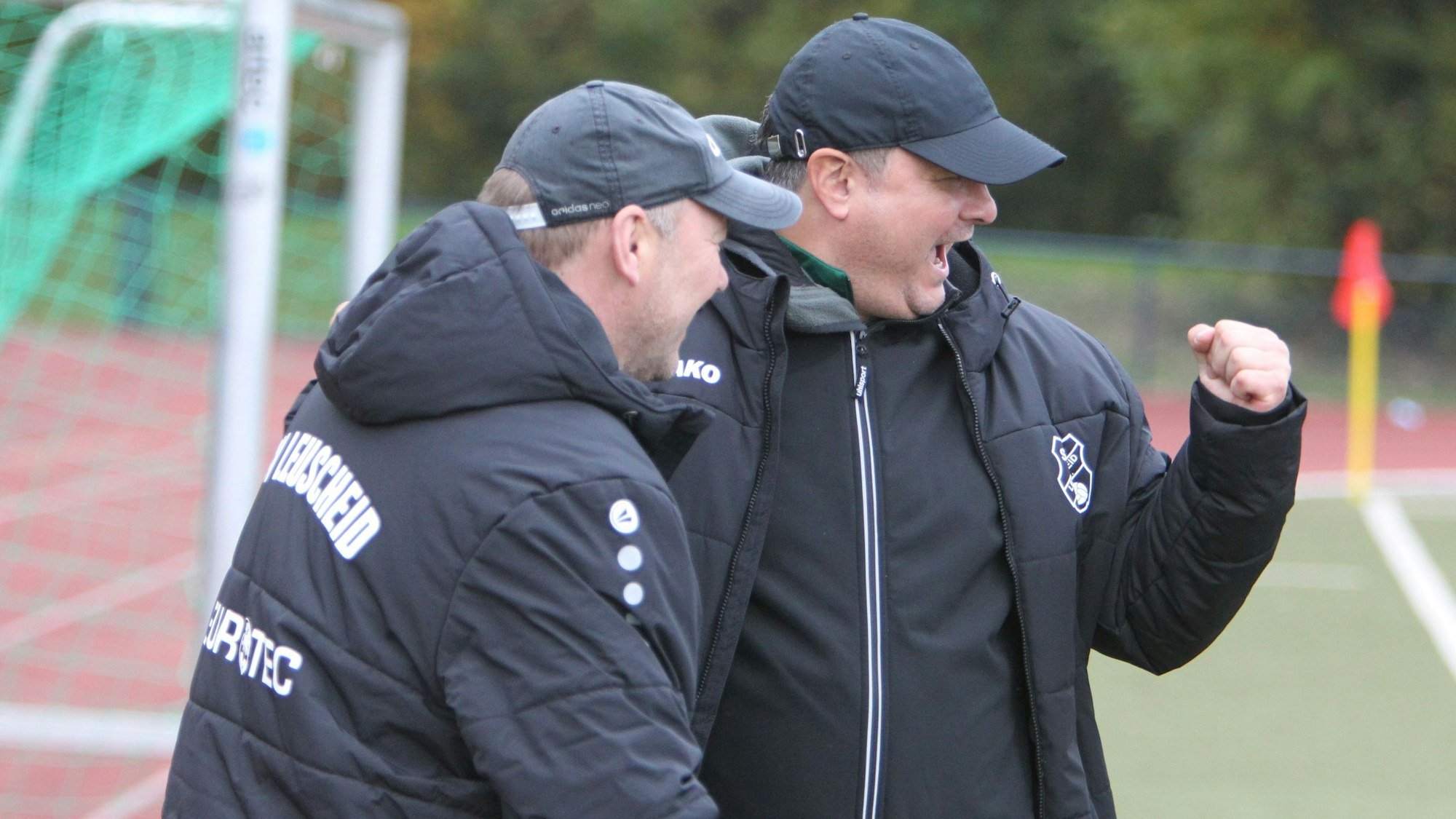Der Leuscheider Trainer Slobodan Kresovic (rechts) freut sich mit dem Sportlichen Leiter Volker Hundhausen über das 1:0.