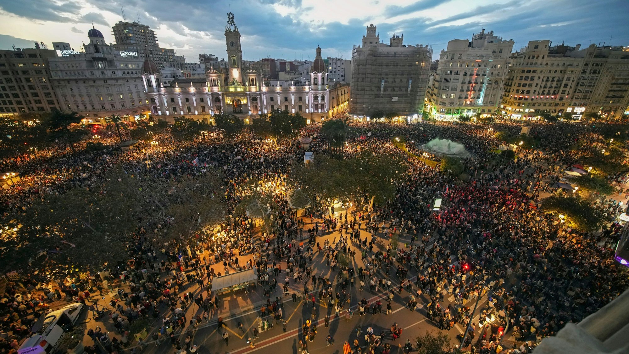 dpatopbilder - 09.11.2024, Spanien, Valencia: Tausende Demonstranten versammeln sich in Valencia zu einer von sozialen und zivilgesellschaftlichen Gruppen organisierten Demonstration unter dem Motto «Mazón, tritt zurück!», um den Umgang mit den jüngsten Überschwemmungen anzuprangern und sich gegen den Präsidenten der Regionalregierung C. Mazon zu wenden.