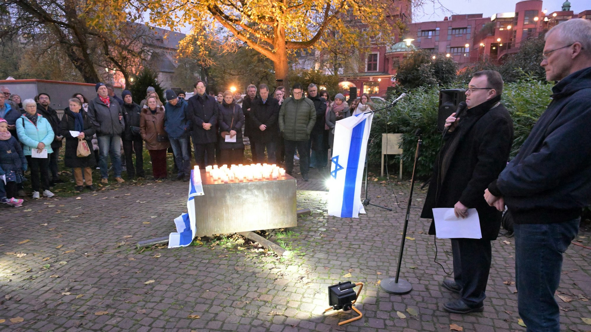 Zum Gedenktag richtete unter anderem Bürgermeister Frank Stein (oben rechts) Worte an die Teilnehmenden.