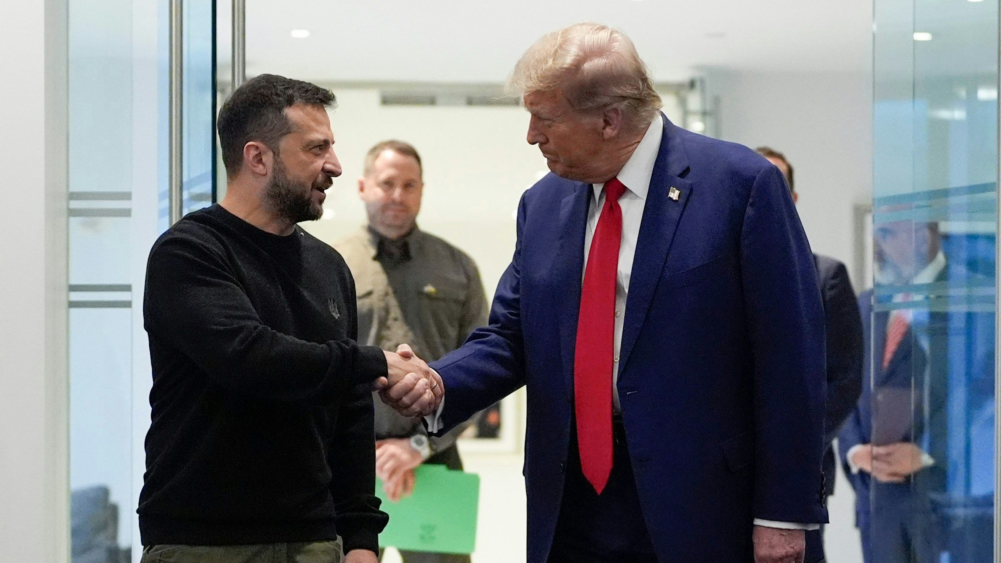 Hand drauf: Wolodymyr Selenskyj (l.) besuchte Donald Trump im September in New York. Doch was plant der künftige US-Präsident wirklich?