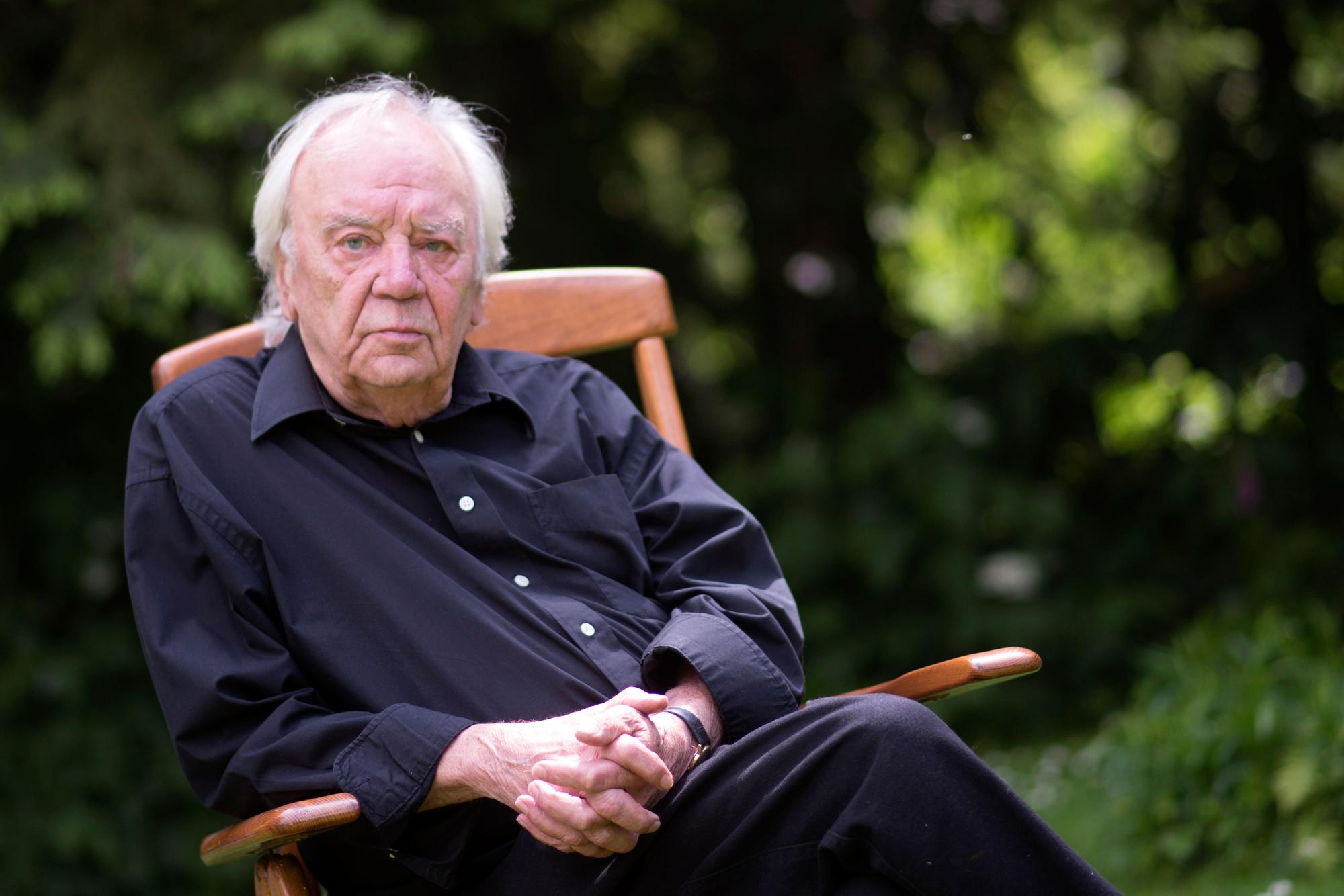 Der Schriftsteller Jürgen Becker posiert am 30.05.2014 in seinem Garten in Odenthal (Nordrhein-Westfalen). Becker wird mit dem Georg-Büchner-Preis 2014 ausgezeichnet. Der mit 50 000 Euro dotierte Preis gilt als wichtigste literarische Auszeichnung in Deutschland. Foto: Marius Becker/dpa ++ +++ dpa-Bildfunk +++