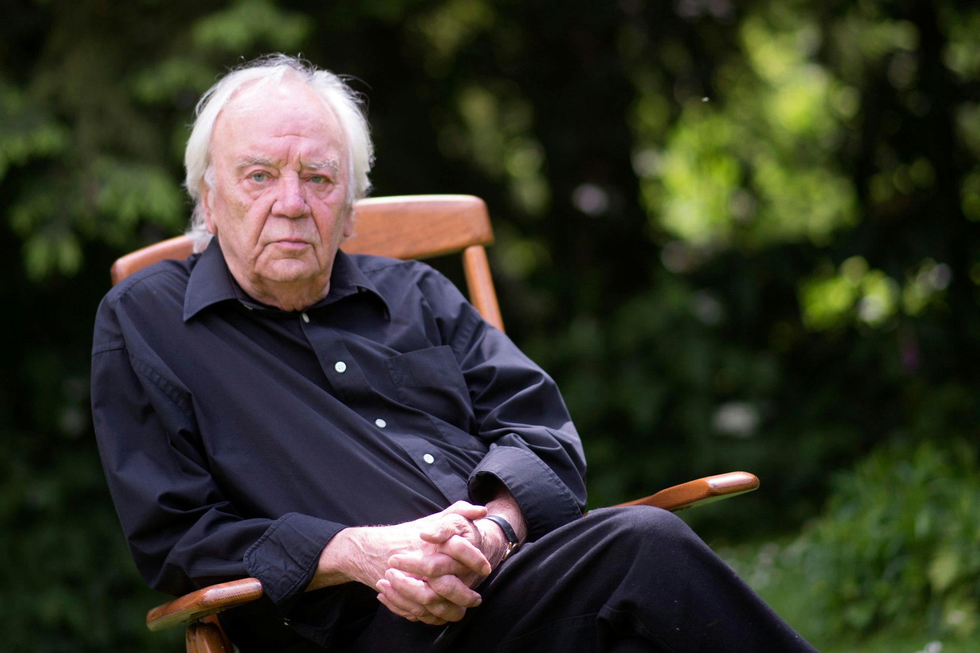 Der Schriftsteller Jürgen Becker posiert am 30.05.2014 in seinem Garten in Odenthal (Nordrhein-Westfalen). Becker wird mit dem Georg-Büchner-Preis 2014 ausgezeichnet. Der mit 50 000 Euro dotierte Preis gilt als wichtigste literarische Auszeichnung in Deutschland. Foto: Marius Becker/dpa ++ +++ dpa-Bildfunk +++