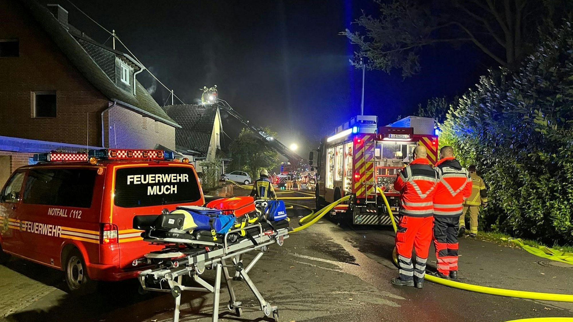 Die etwa 30 Einsatzkräfte mussten Teile des Daches abdecken, um an die Glutnester zu gelangen.