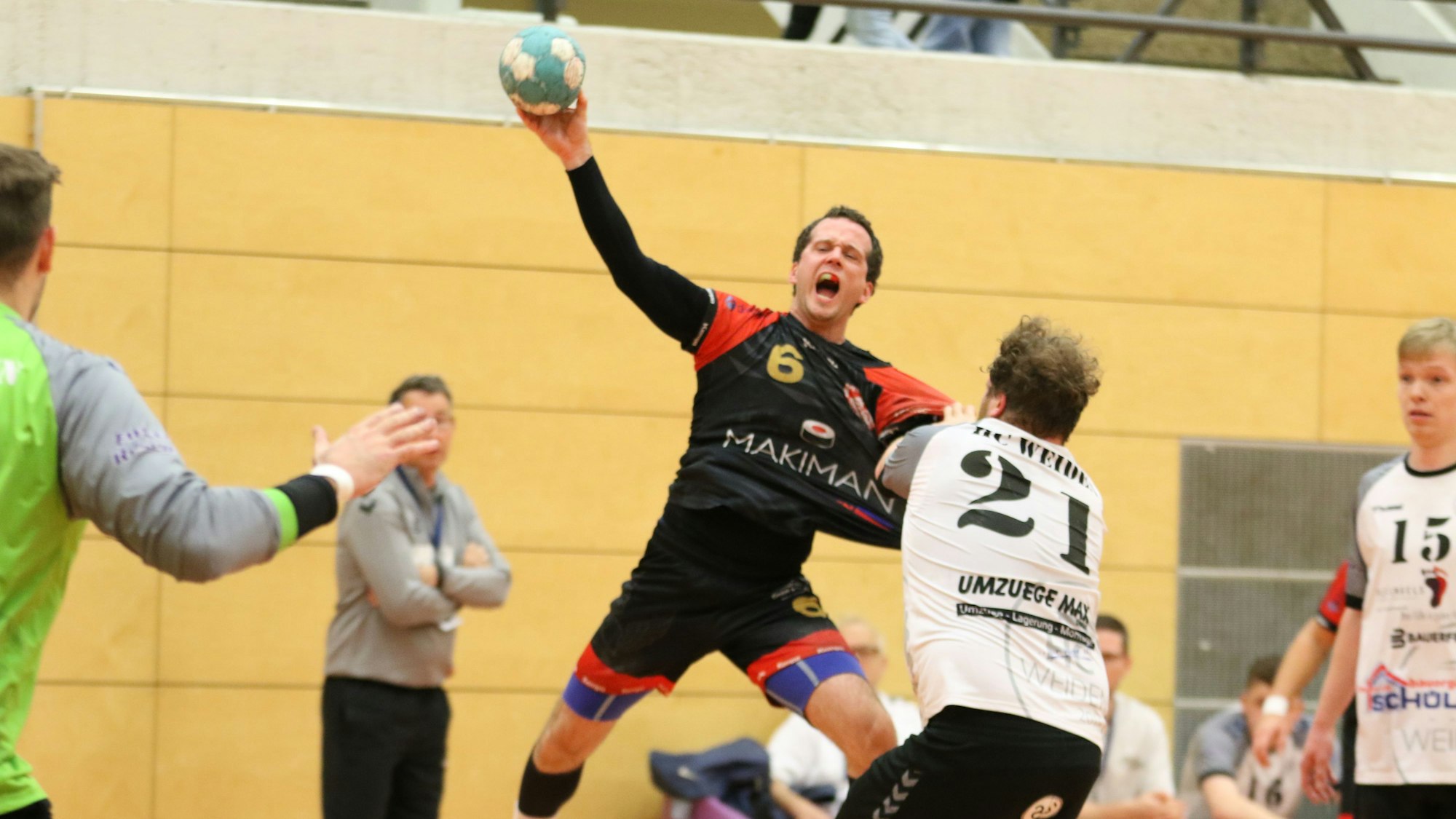 Handballer Felix Fiedler wird attackiert und schreit laut auf.