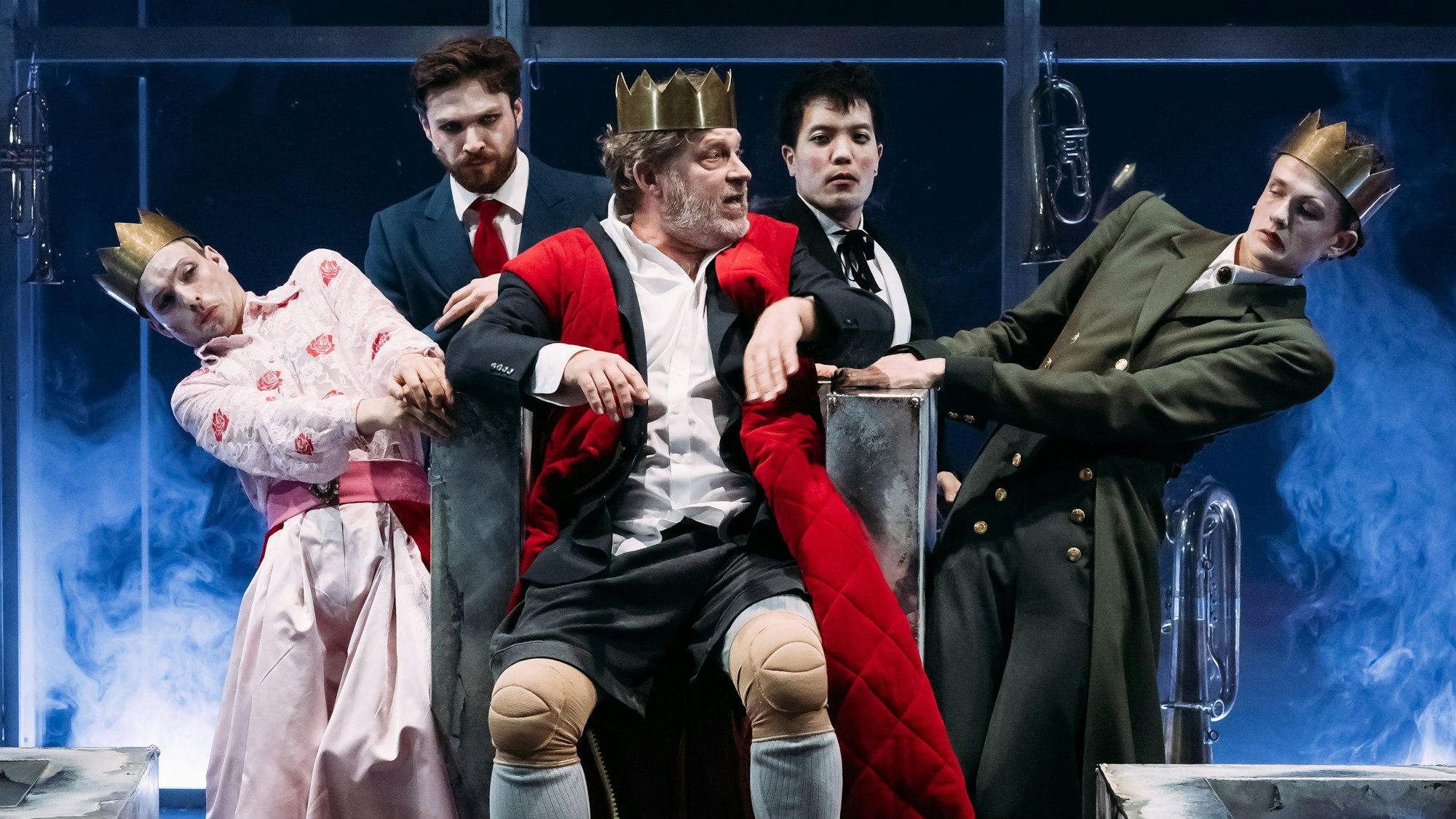 Der König stirbt
von Eugène Ionesco
Regie: Paula Pohlus
Regie: Paula Pohlus
Bühne: Aline Larroque
Kostüme: Clara Bohnen
Musik: Cornelius Borgolte
Licht: Manfred Breuer
Dramaturgie: Jan Stephan Schmieding
Foto: Markus J. Bachmann