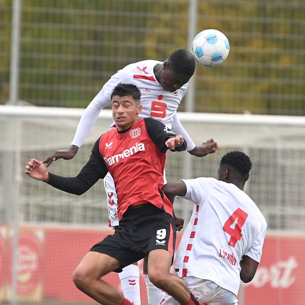 02.11.2024, Fussball-B-Junioren-Bayer 04-1.FC Köln
oben: Assad Kotya-Fofana (KJöln)
mitte: Berkan Ermec (Bayer)
Foto: Uli Herhaus
