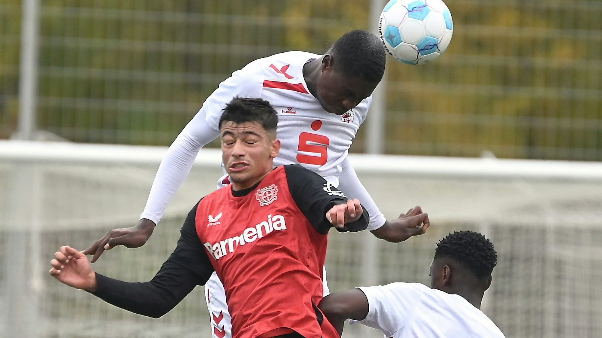 02.11.2024, Fussball-B-Junioren-Bayer 04-1.FC Köln
oben: Assad Kotya-Fofana (KJöln)
mitte: Berkan Ermec (Bayer)
Foto: Uli Herhaus