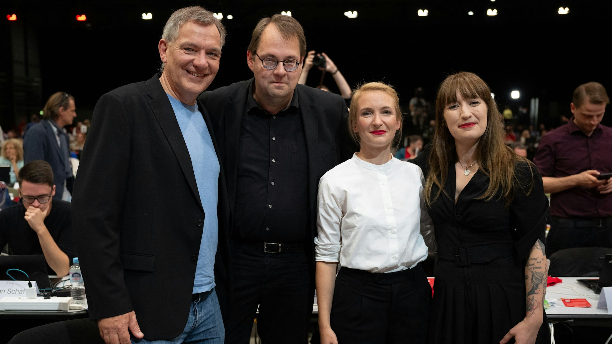 ARCHIV - 19.10.2024, Sachsen-Anhalt, Halle (Saale): Heidi Reichinnek (r) und Sören Pellmann (2.v.l.), Vorsitzende der Linken-Gruppe im Bundestag, stehen mit Ines Schwerdtner und Jan van Aken, den neuen Parteivorsitzenden, auf dem Bundesparteitag der Partei Die Linke in Halle/Saale zusammen.