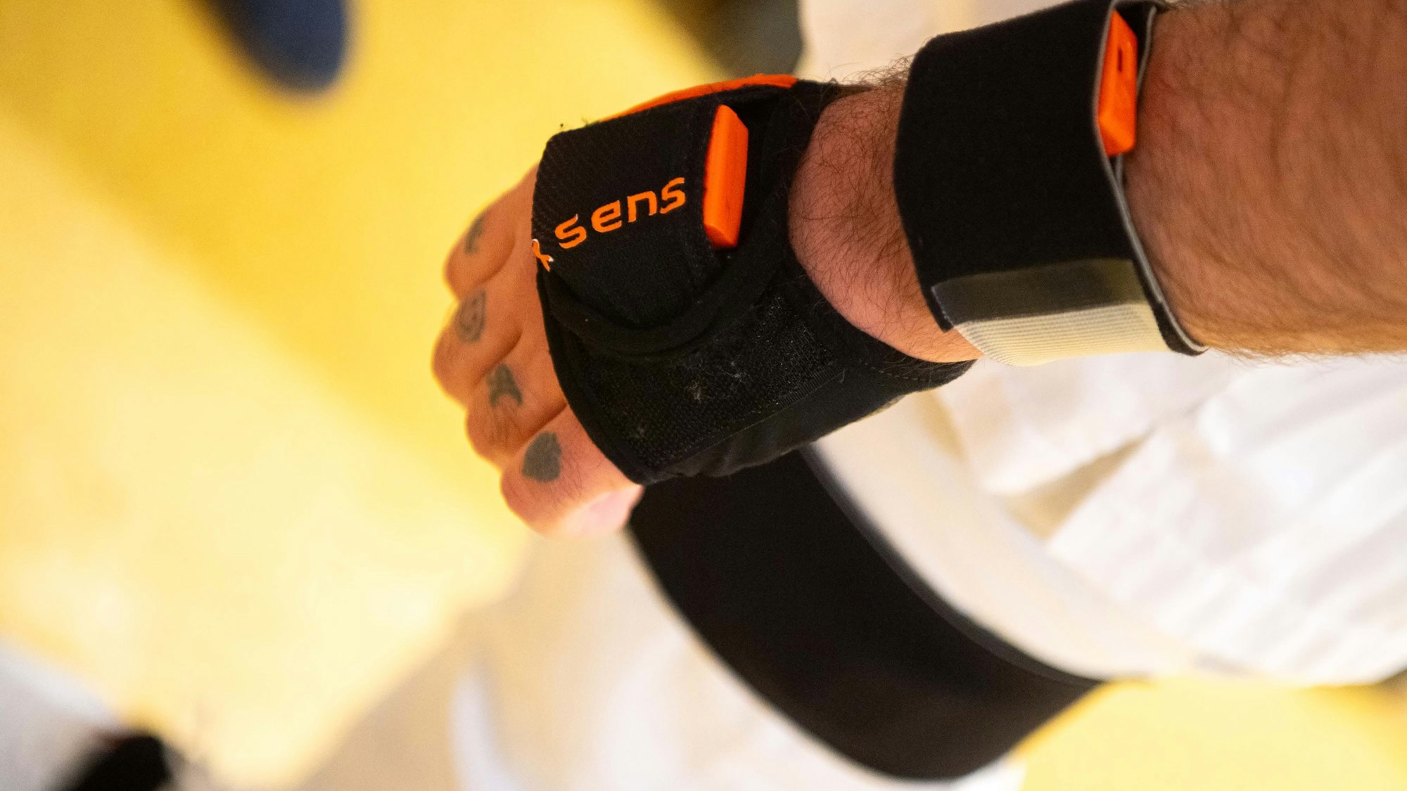 Nahaufnahme der Sensoren, die bei der Pflegekraft an Armen und Beinen befestigt wurden.