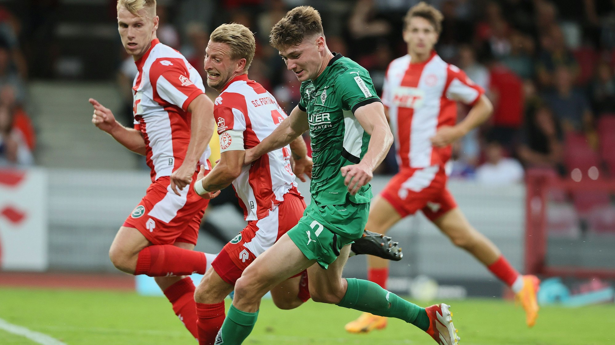 SC Fortuna Köln vs. Borussia Mönchengladbach II, 4.Liga, Mitte von links: Dominik Ernst (Fortuna), Ryan Don Naden (Borussia), 23.08.2024, Bild: Herbert Bucco