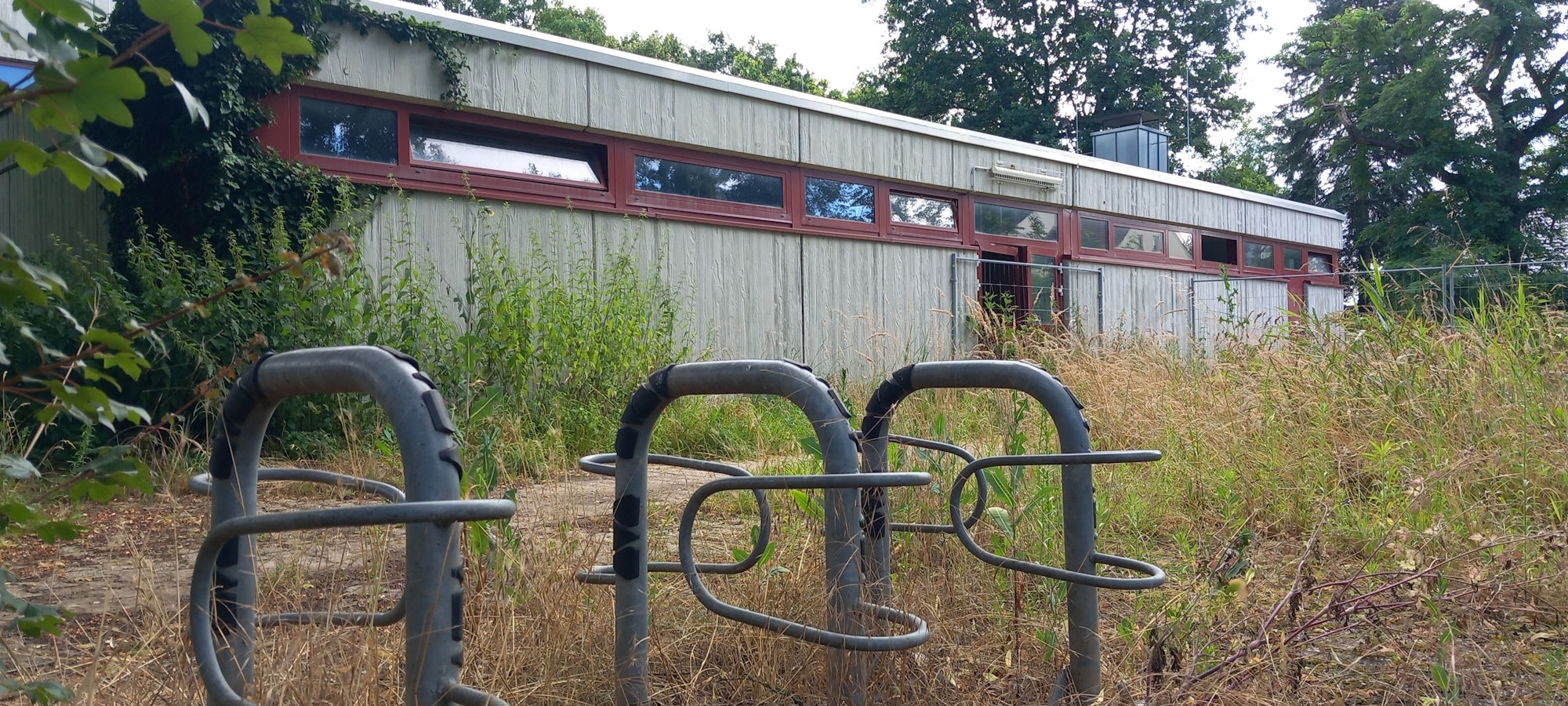 Das in der Flut erheblich beschädigte Sportareal in Odendorf drei Jahre nach der Katastrophe.