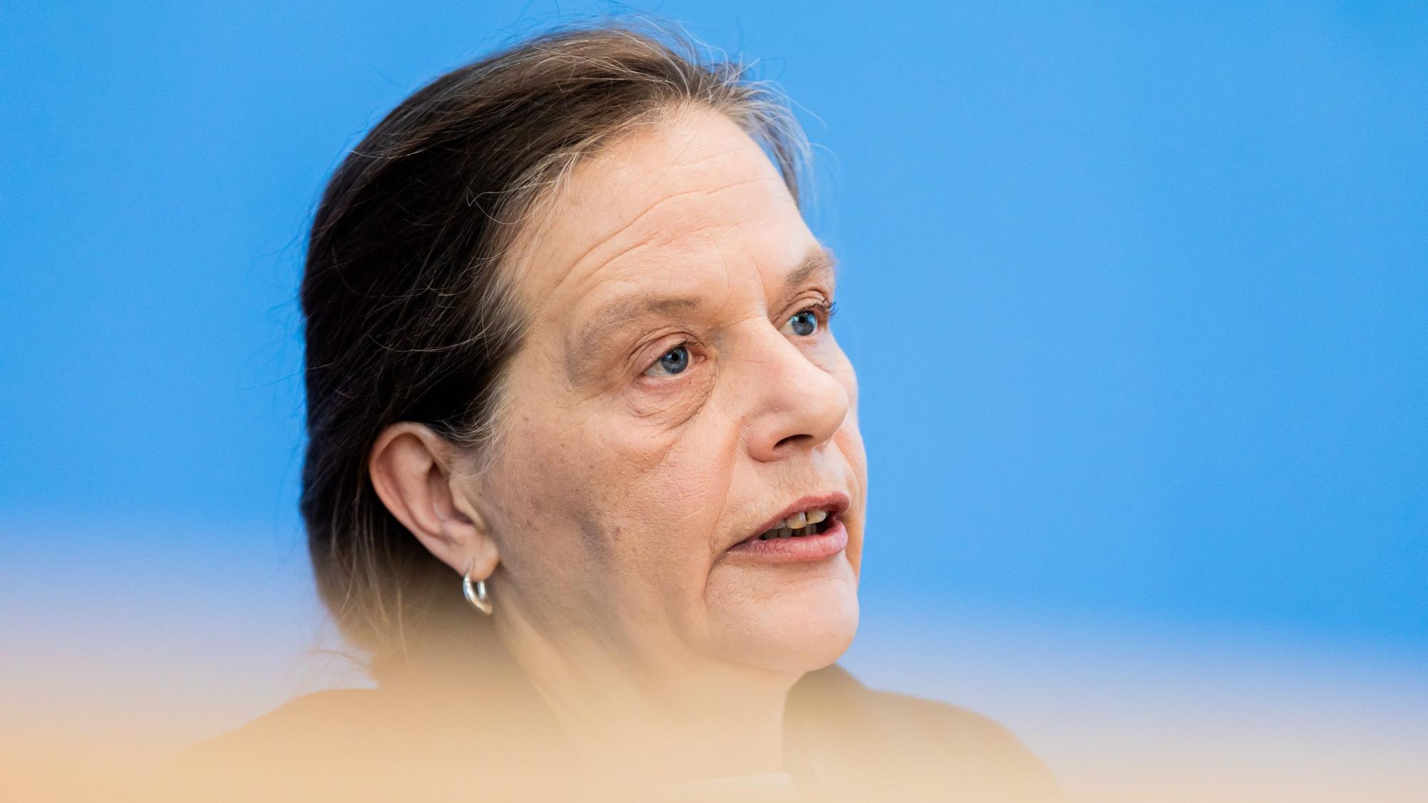 ARCHIV - 16.05.2024, Berlin: Ruth Brand, Präsidentin des Statistischen Bundesamtes und Bundeswahlleiterin, spricht bei einer Pressekonferenz.