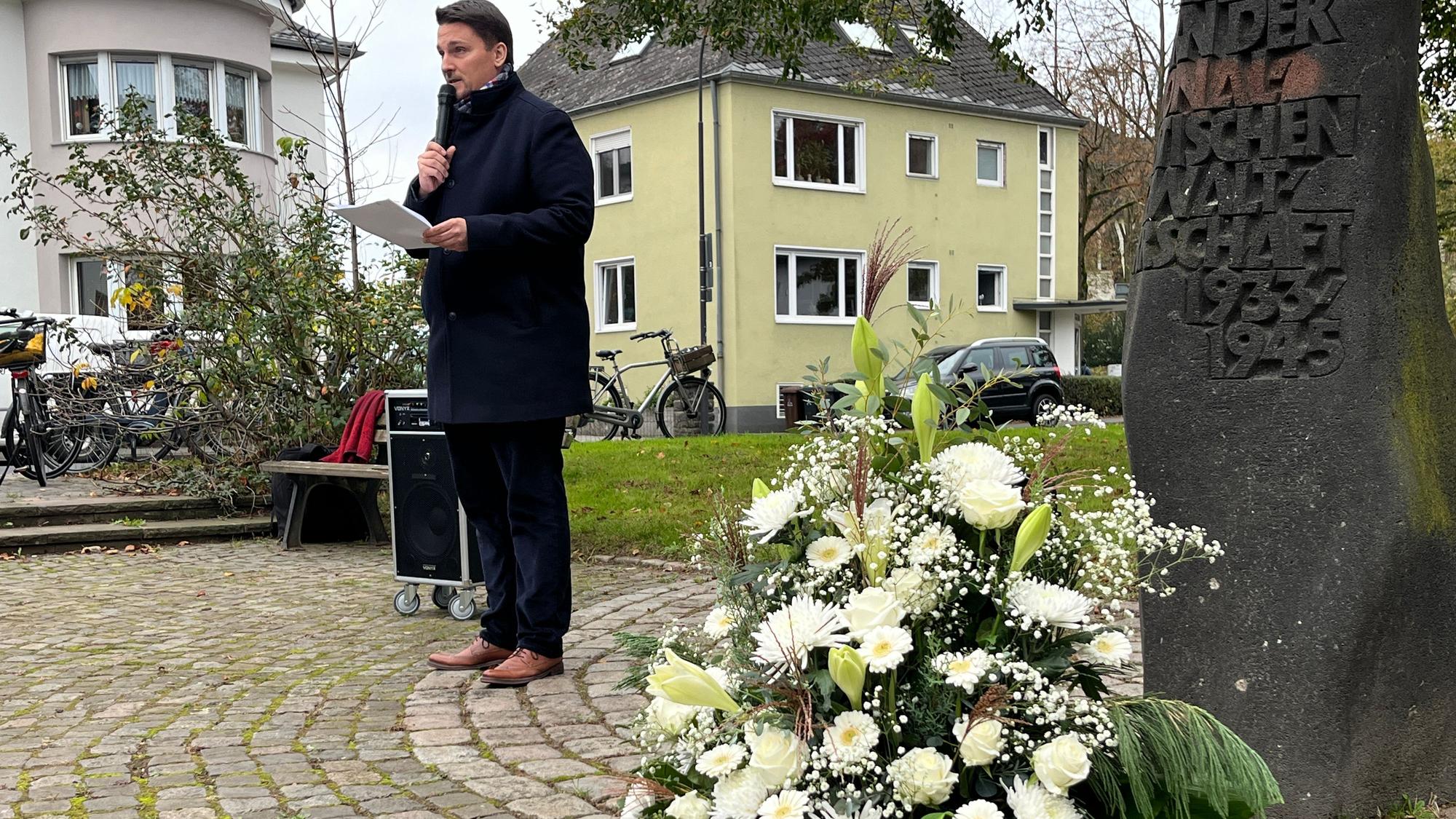 Bürgermeister Alexander Biber legte am Mahnmal für die Opfer des Nationalsozialismus einen Kranz nieder, das Klezmer-Duo "Tangoyim" spielte auf.