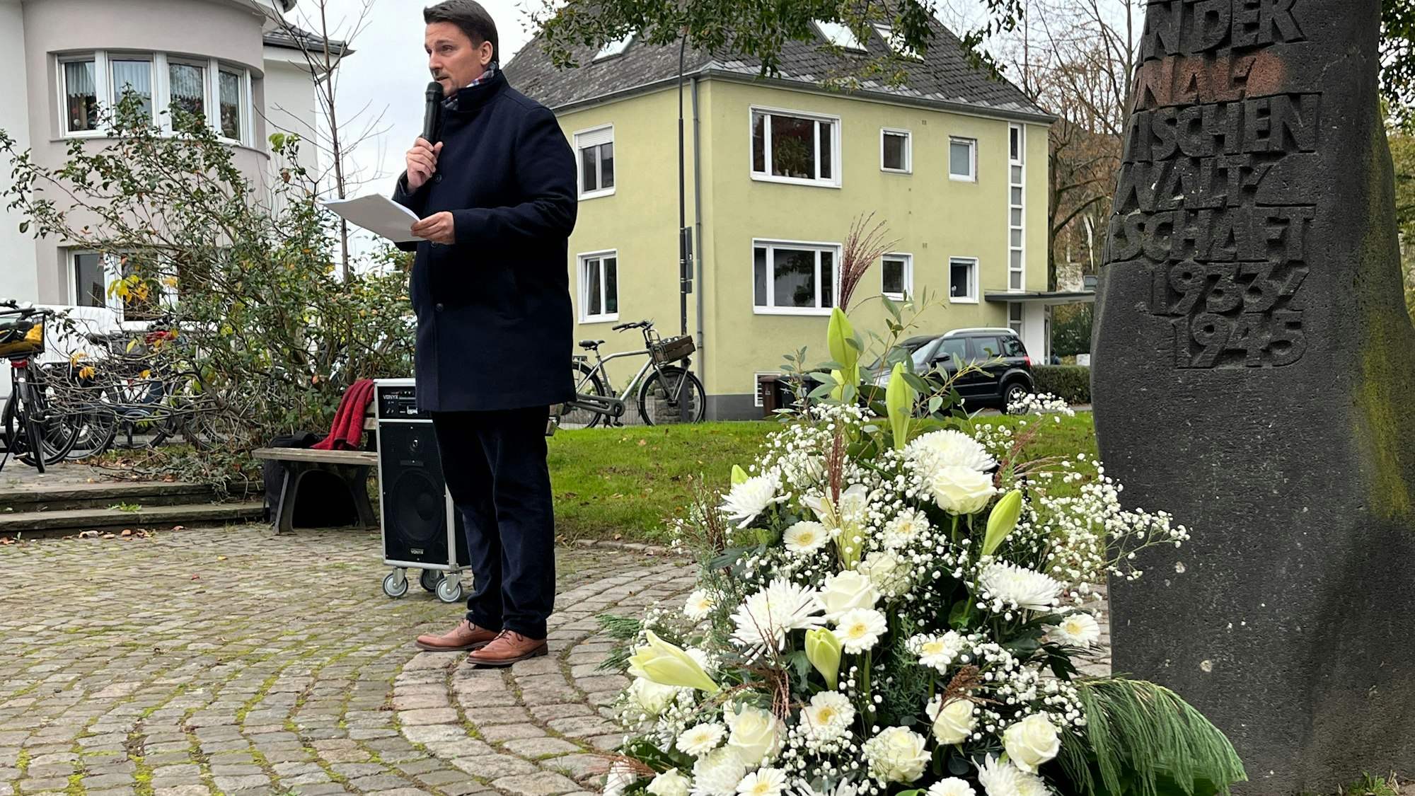 Bürgermeister Alexander Biber legte am Mahnmal für die Opfer des Nationalsozialismus einen Kranz nieder, das Klezmer-Duo "Tangoyim" spielte auf.
