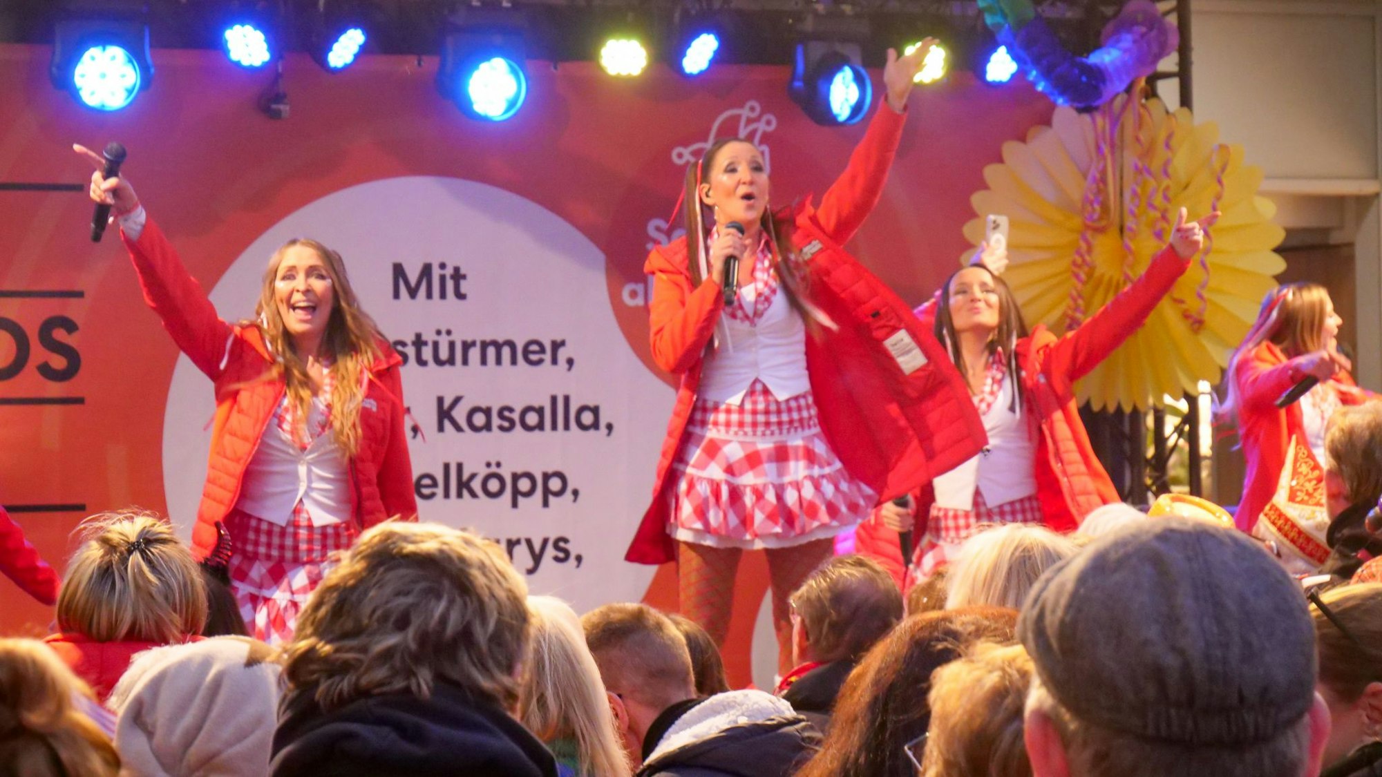 Das Foto zeigt die Karnevalsband Funky Marys vor dem Publikum auf der Bühne im Hürth-Park.