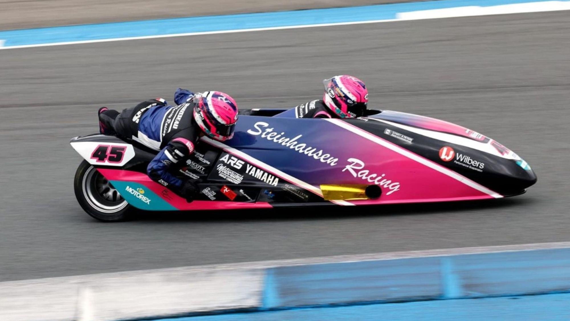 Das Steinhausen Racing-Team mit Fahrer Harry Payne und Beifahrer Kevin Rousseau auf der Strecke.