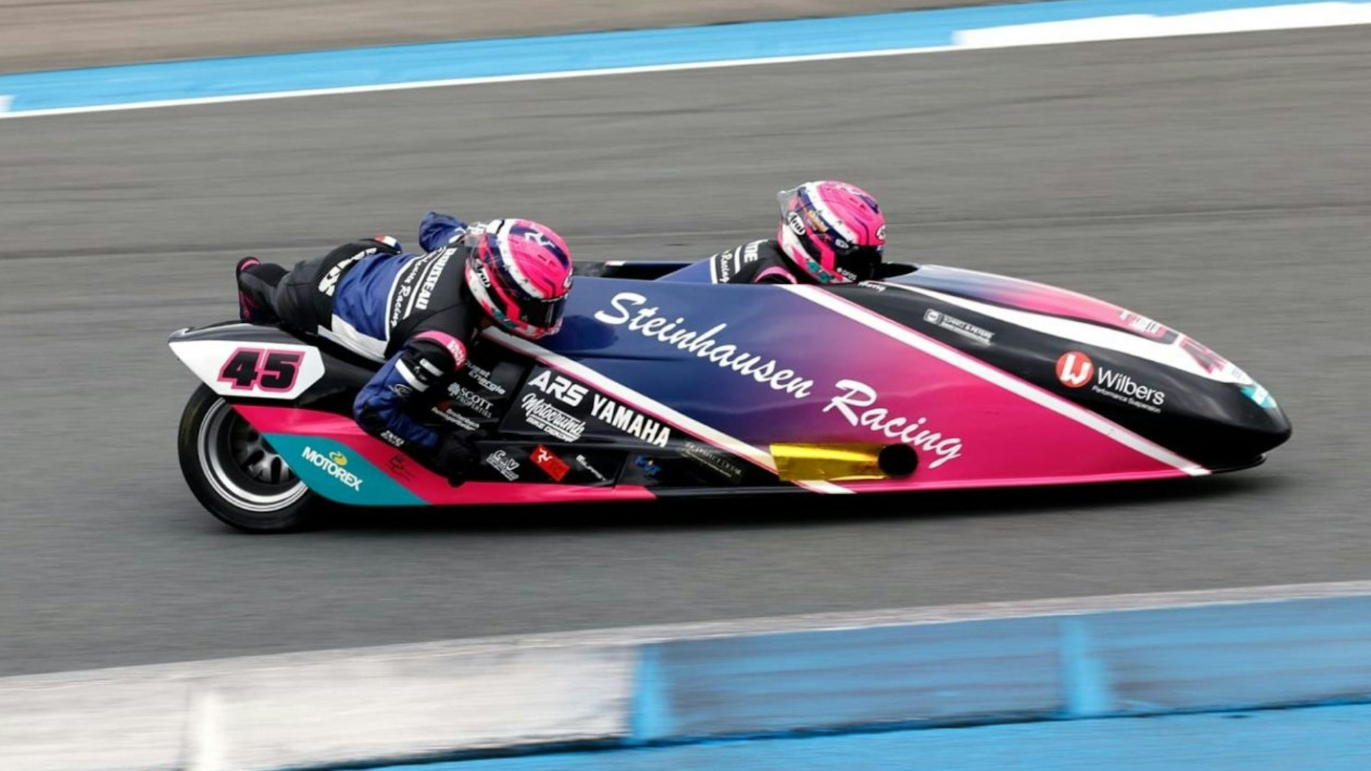 Das Steinhausen Racing-Team mit Fahrer Harry Payne und Beifahrer Kevin Rousseau auf der Strecke.