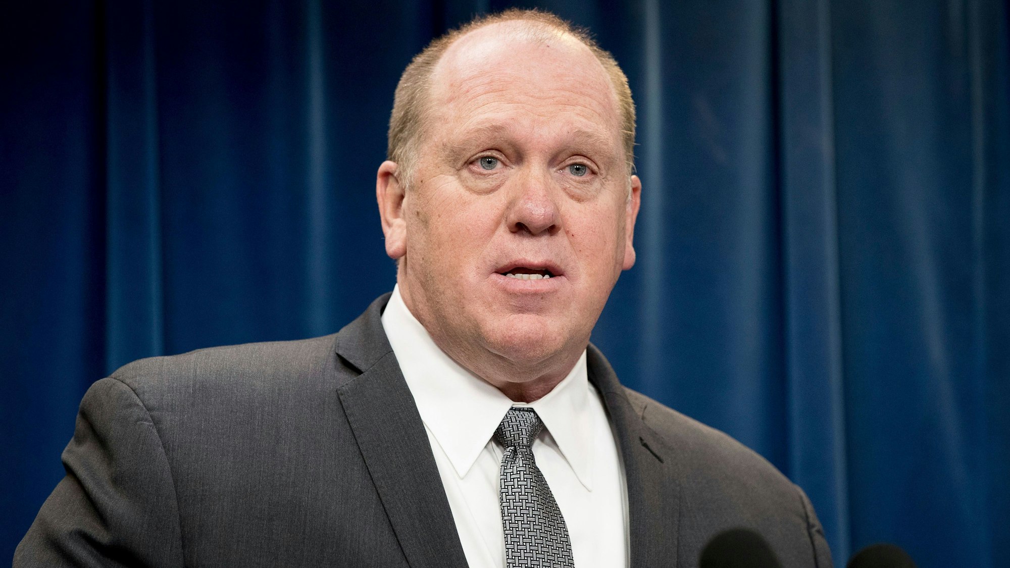 ARCHIV - 30.01.2017, USA, Washington: Der Chef der US Einwanderungs- und Zollbehörde Thomas Homan spricht auf einer Pressekonferenz am 31.01.2017 zur Umsetzung des US-Einreiseverbots in der US Zoll- und Grenzschutzbehörde in Washington (USA).