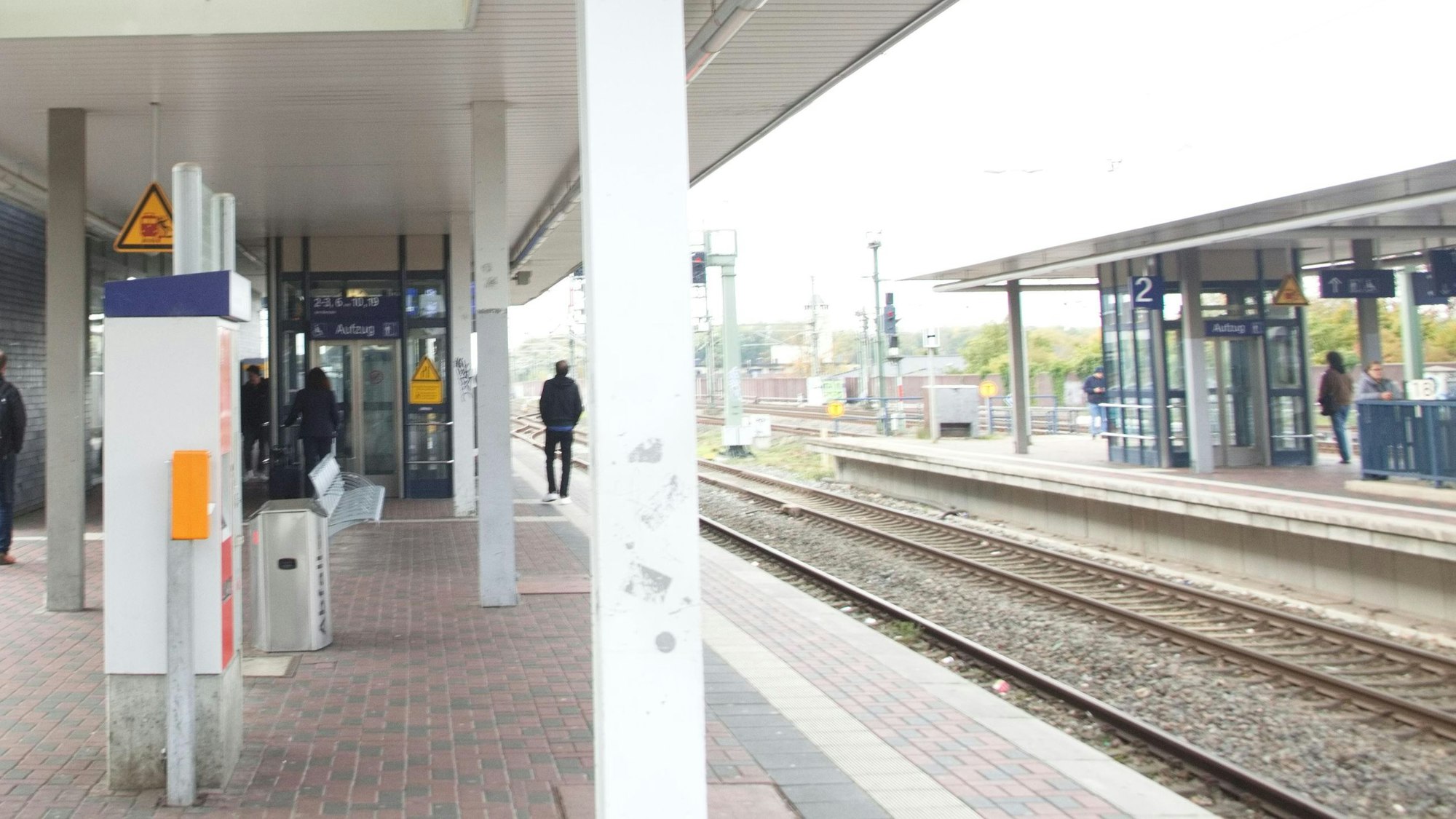 Auf dem Foto sind Bahnsteige am Bahnhof in Kerpen-Horrem zu sehen.