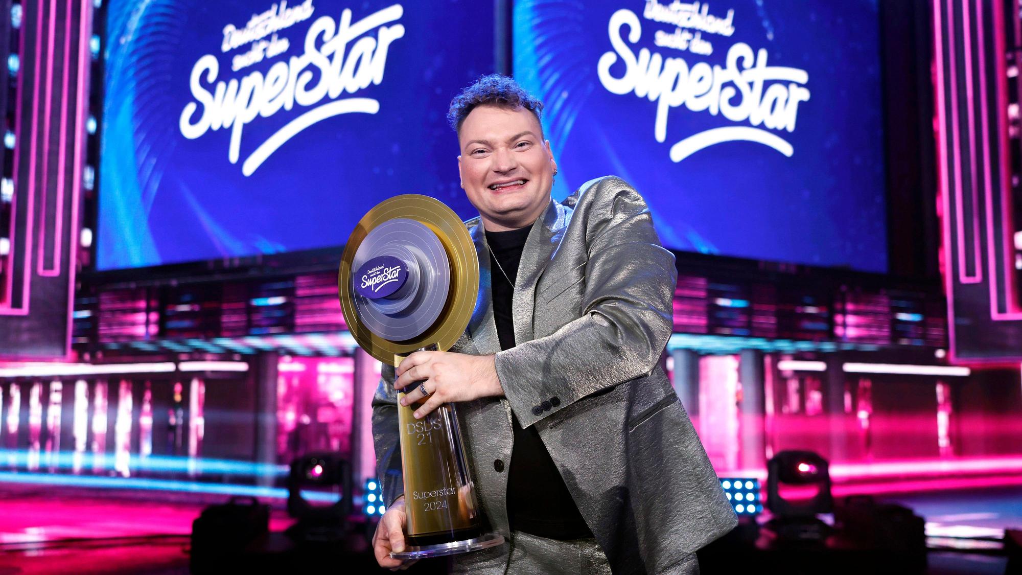 Christian Jährig hält nach seinem Sieg bei „DSDS“ stolz seinen Pokal im Arm.