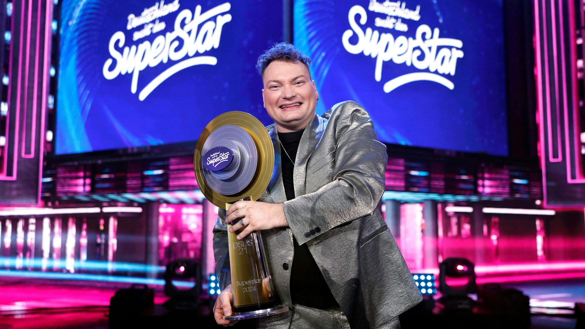 Christian Jährig hält nach seinem Sieg bei „DSDS“ stolz seinen Pokal im Arm.