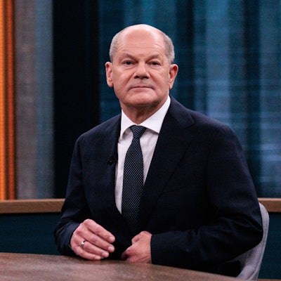 10.11.2024, Berlin: Bundeskanzler Olaf Scholz (SPD) sitzt vor Beginn des Live-Interviews im Fernsehstudio der ARD-Sendung «Caren Miosga». (zu dpa: «Scholz lehnt Vertrauensfrage schon am Mittwoch ab») Foto: Carsten Koall/dpa +++ dpa-Bildfunk +++