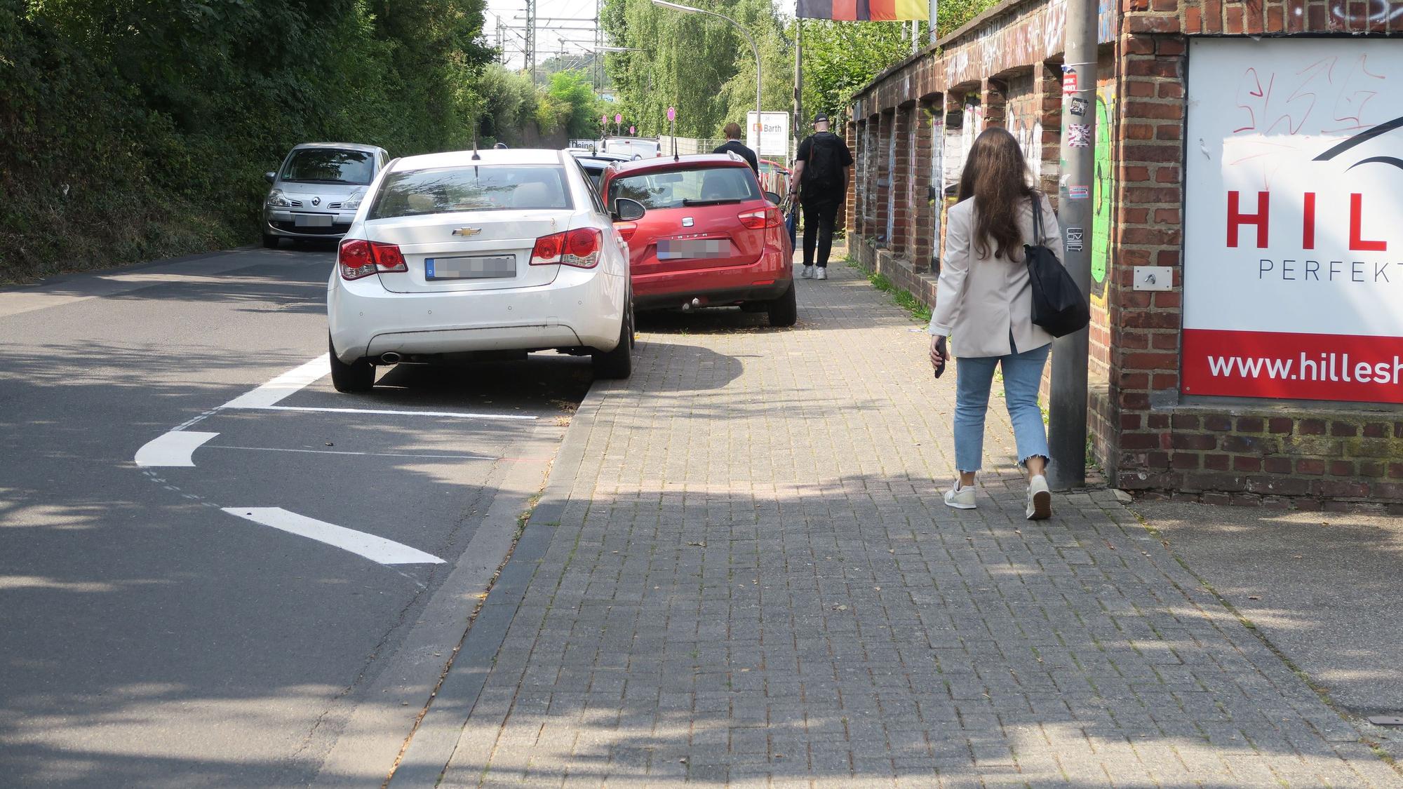 Die Markierung von Parkflächen auf dem schmalen Girlitzweg könnte zur Gefahr für Radfahrende Schüler werden.
