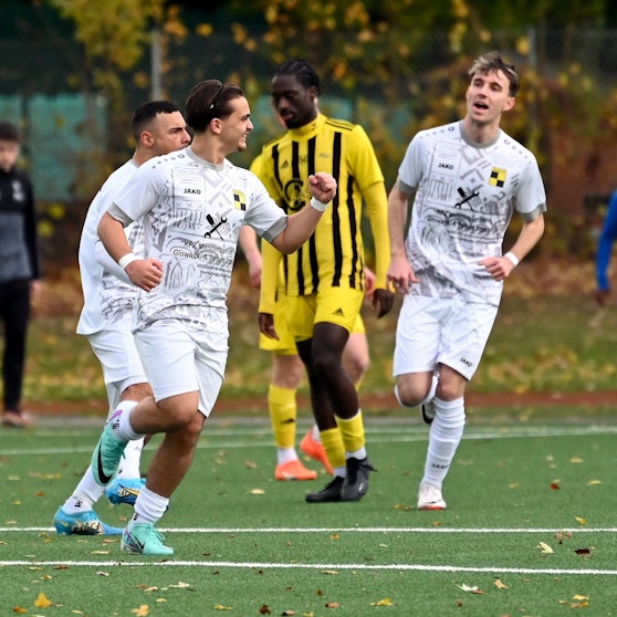 19.11.2023, Fussball-SV Schlebusch - Deutz 05
links: Giancarlo Lore, Torschütze zum 1:1 für Deutz
Foto: Uli Herhaus