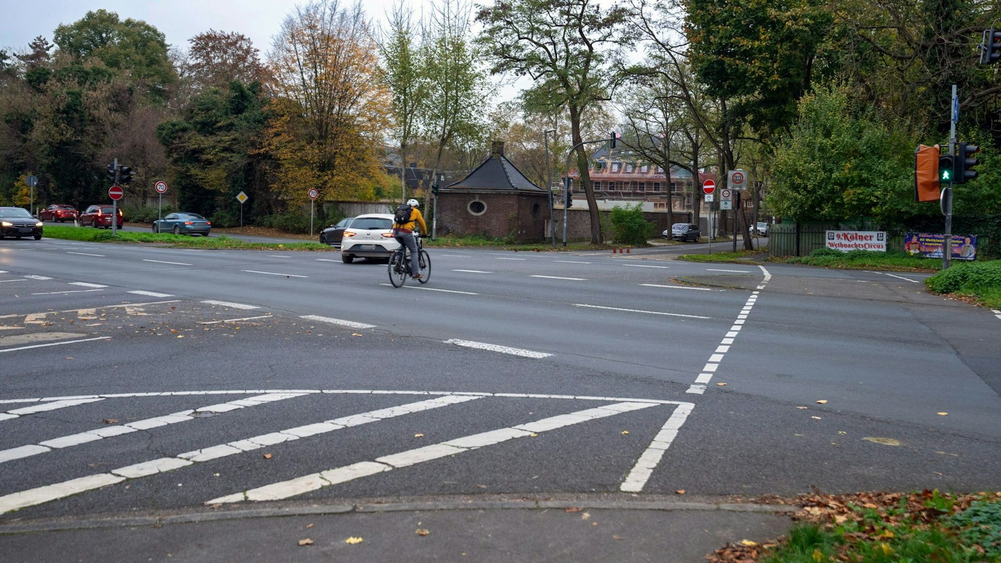 Die Lokalpolitiker fordern mehr Sicherheit für Radfahrer an  der Kreuzung Leyboldstraße-Militärring-Konrad-Adenauer-Straße, zum Beispiel durch eine mittige Auffstellfläche.