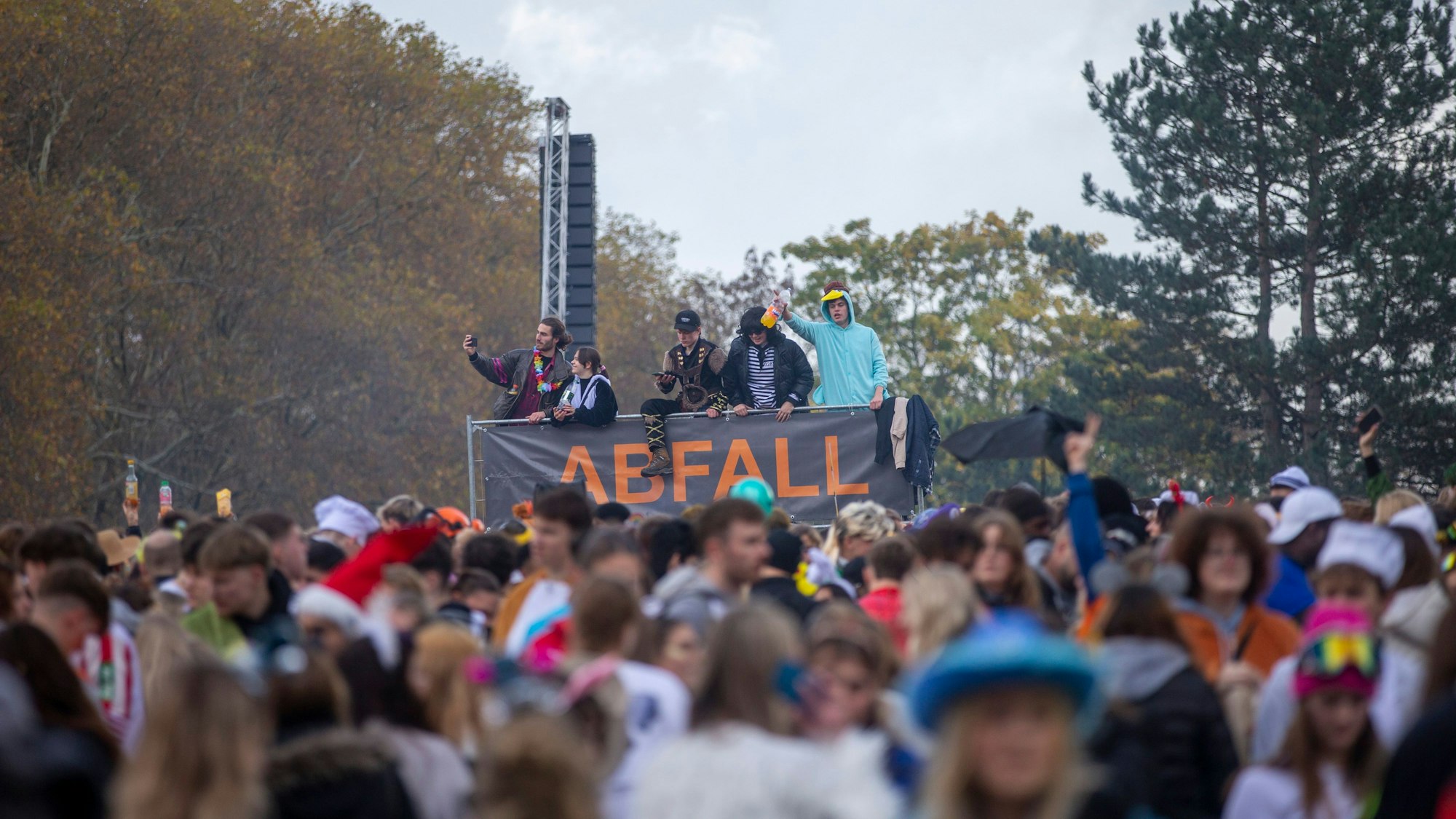 30.000 Quadratmeter Bodenplatten: Die Uniwiese diente erneut als Ausweichfläche für die Zülpicher Straße.