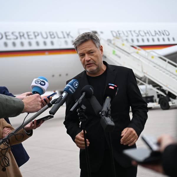 11.11.2024, Brandenburg, Schönefeld: Robert Habeck (Bündnis 90/Die Grünen), Bundesminister für Wirtschaft und Klimaschutz, gibt vor seinem Abflug nach Portugal zu der Technologiekonferenz «Web Summits» ein Statement am Flughafen Berlin-Brandenburg. Foto: Sebastian Christoph Gollnow/dpa +++ dpa-Bildfunk +++