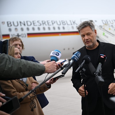 11.11.2024, Brandenburg, Schönefeld: Robert Habeck (Bündnis 90/Die Grünen), Bundesminister für Wirtschaft und Klimaschutz, gibt vor seinem Abflug nach Portugal zu der Technologiekonferenz «Web Summits» ein Statement am Flughafen Berlin-Brandenburg. Foto: Sebastian Christoph Gollnow/dpa +++ dpa-Bildfunk +++