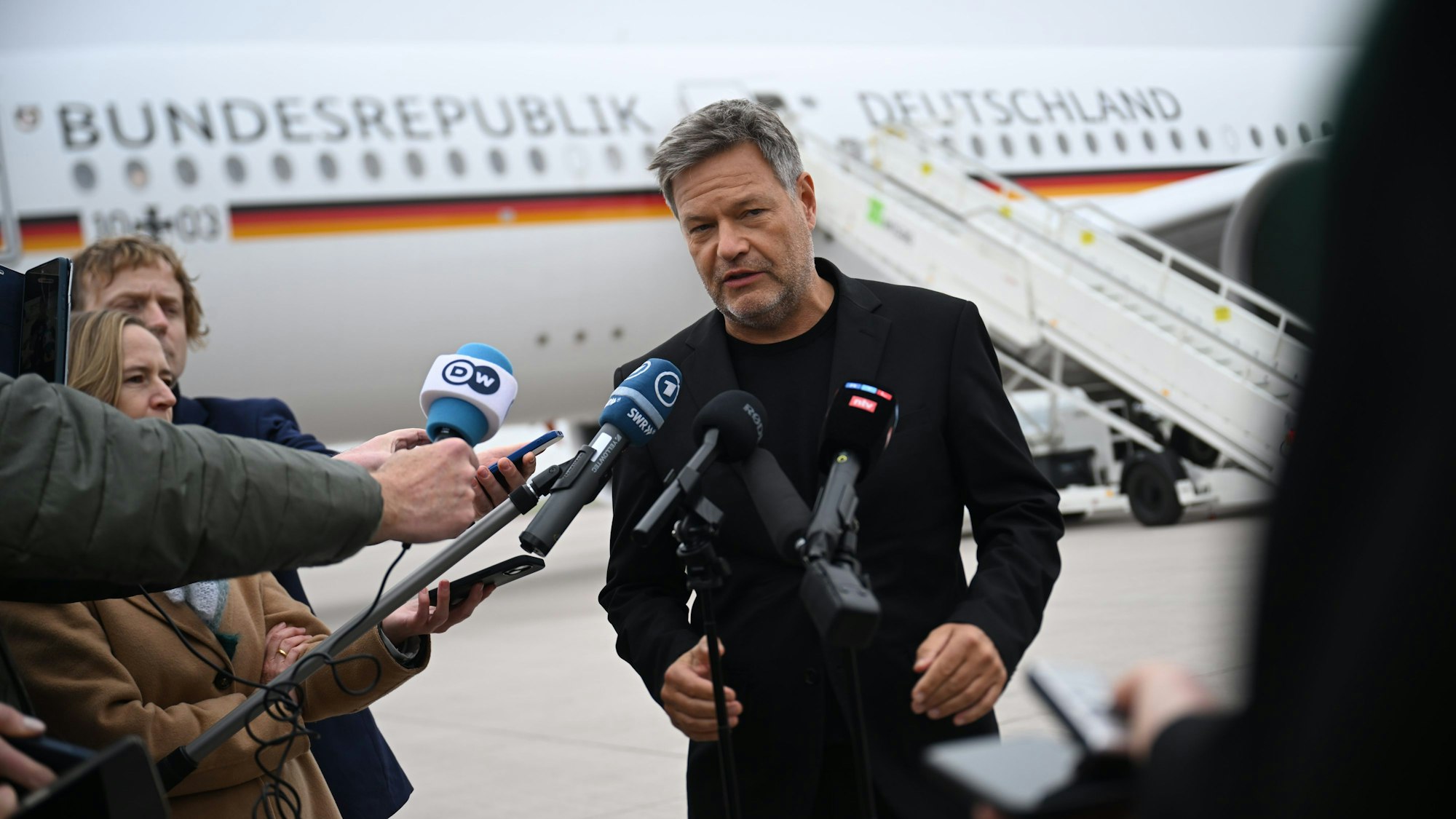 11.11.2024, Brandenburg, Schönefeld: Robert Habeck (Bündnis 90/Die Grünen), Bundesminister für Wirtschaft und Klimaschutz, gibt vor seinem Abflug nach Portugal zu der Technologiekonferenz «Web Summits» ein Statement am Flughafen Berlin-Brandenburg. Foto: Sebastian Christoph Gollnow/dpa +++ dpa-Bildfunk +++