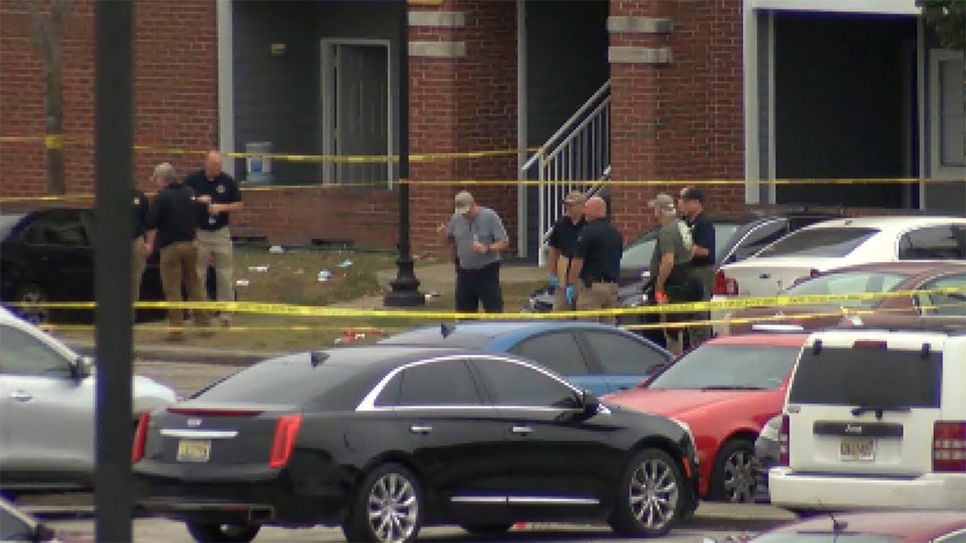 10.11.2024, USA, Tuskegee: Dieses Bild aus einem von der WSFA zur Verfügung gestellten Video zeigt die Polizei an einem Tatort nach Schüssen an der Tuskegee University.