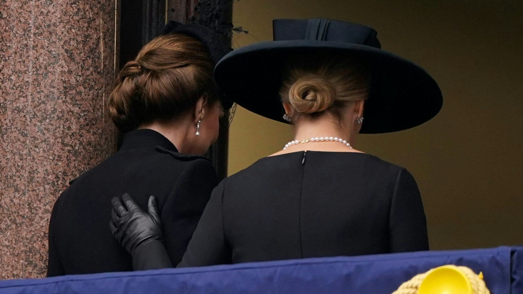 Prinzessin Kate erhält auf dem Balkon Unterstützung von Herzogin Sophie.