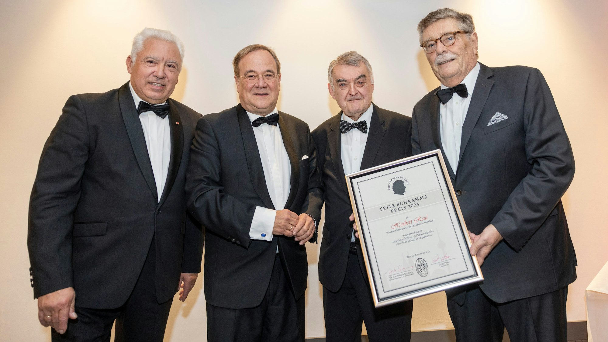 Verleihung des Fritz-Schramma-Preises an Herbert Reul (2.v.r.): Ernst Vleer, Armin Laschet,Fritz Schramma