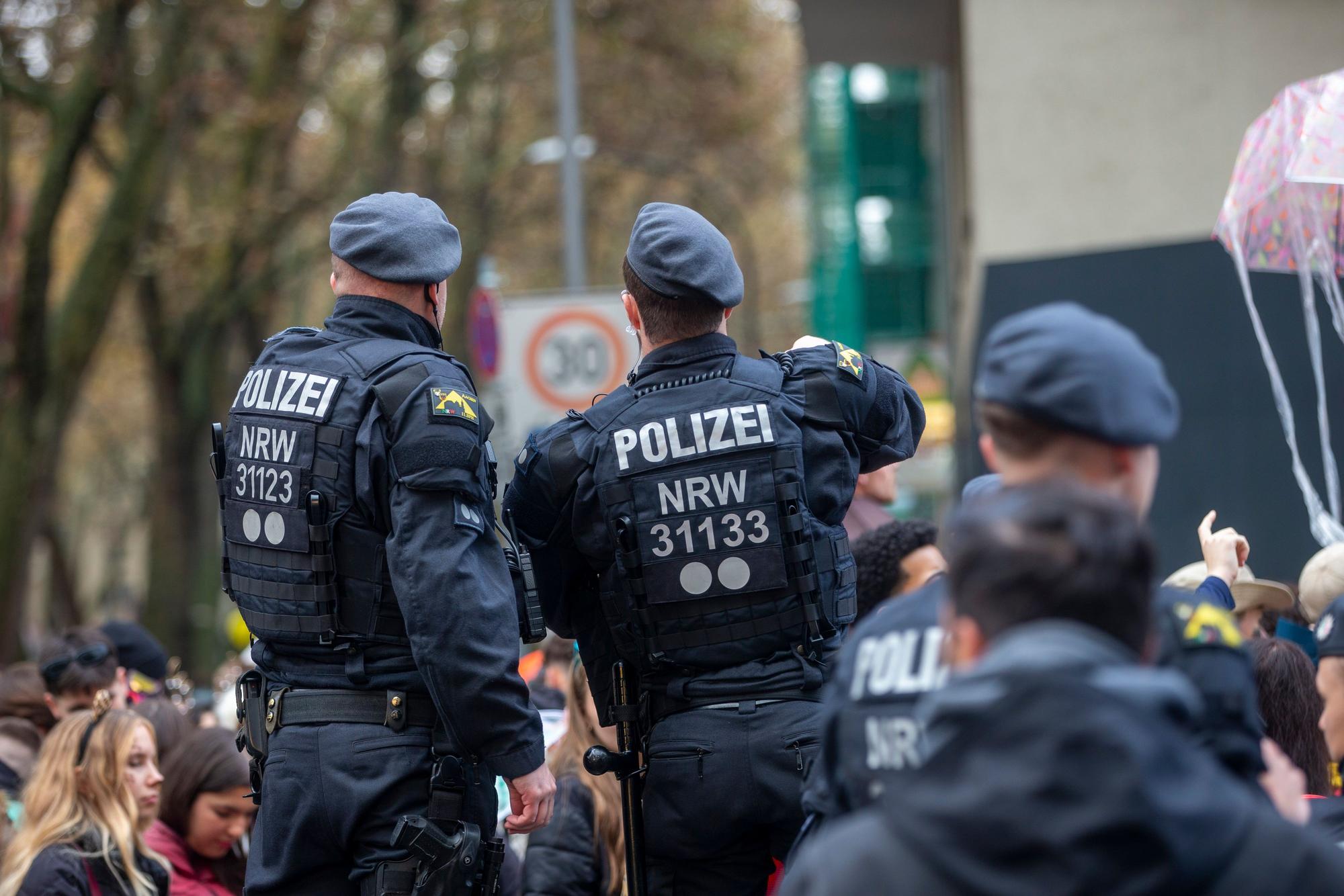Einsatzpolizisten kontrollieren in der Nähe der Zülpicher Straße den Zugang.