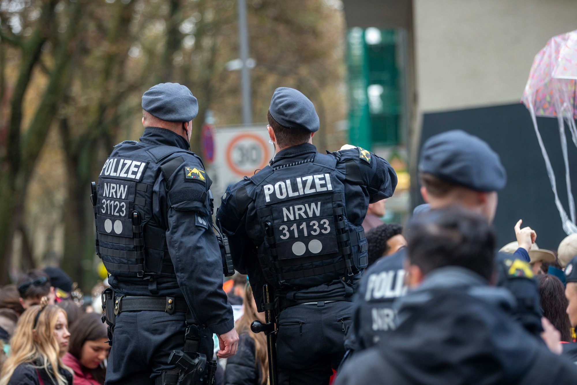 Einsatzpolizisten kontrollieren in der Nähe der Zülpicher Straße den Zugang.