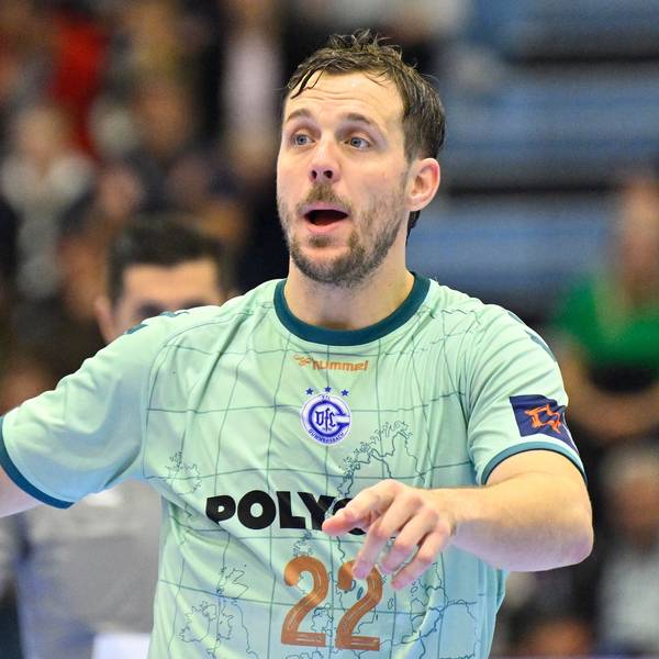Kentin Mahe´gibt mit dem Ball in der Hand Anweisungen.