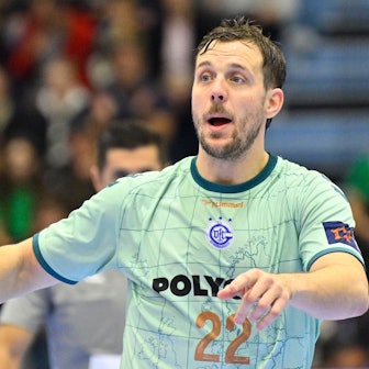 Kentin Mahe´gibt mit dem Ball in der Hand Anweisungen.